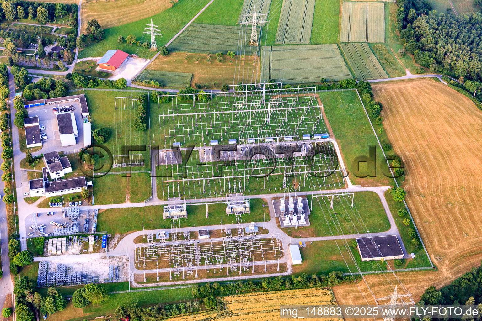 Vue aérienne de Sous-station Engstlatt de Netze BW GmbH à le quartier Engstlatt in Balingen dans le département Bade-Wurtemberg, Allemagne