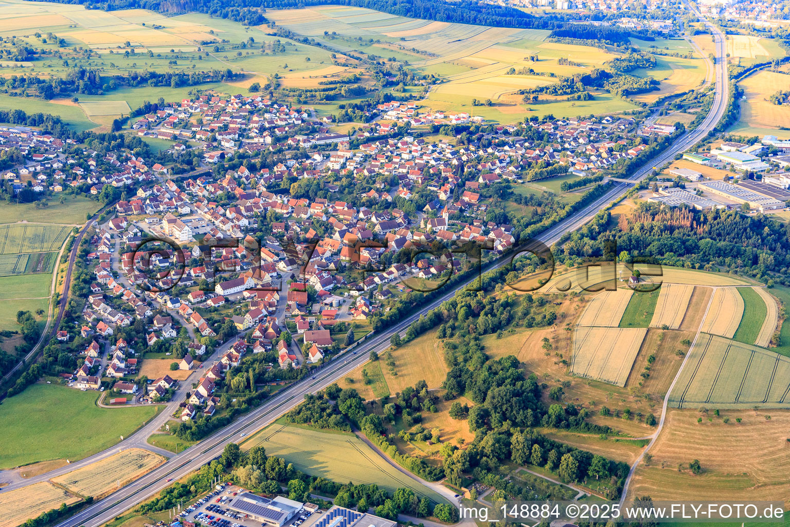 Vue aérienne de Vue de la ville depuis le nord au-delà de la B27 à le quartier Engstlatt in Balingen dans le département Bade-Wurtemberg, Allemagne