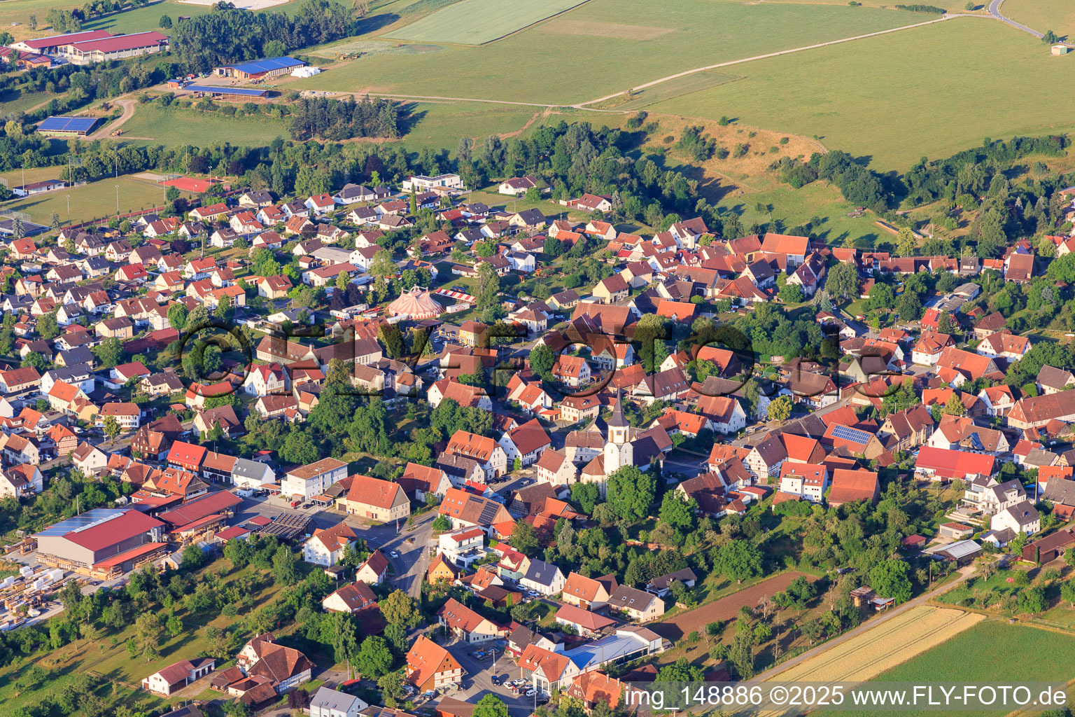 Vue aérienne de Église de Medardus au centre du village à le quartier Ostdorf in Balingen dans le département Bade-Wurtemberg, Allemagne