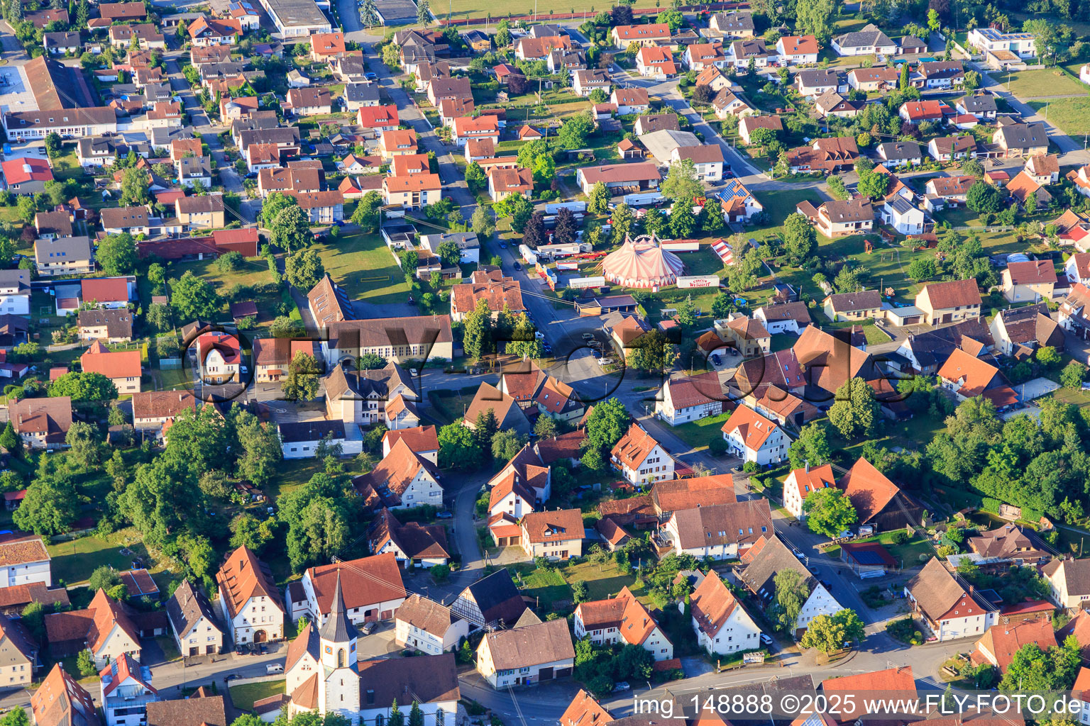 Vue aérienne de Vue du village depuis le nord avec chapiteau de cirque à le quartier Ostdorf in Balingen dans le département Bade-Wurtemberg, Allemagne