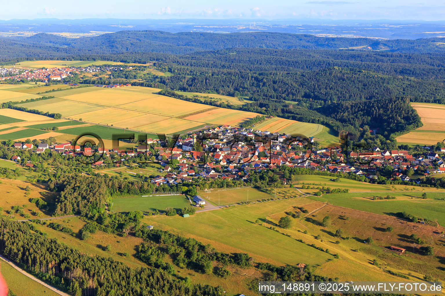 Vue aérienne de Vue de la ville depuis l'est à le quartier Erlaheim in Geislingen dans le département Bade-Wurtemberg, Allemagne