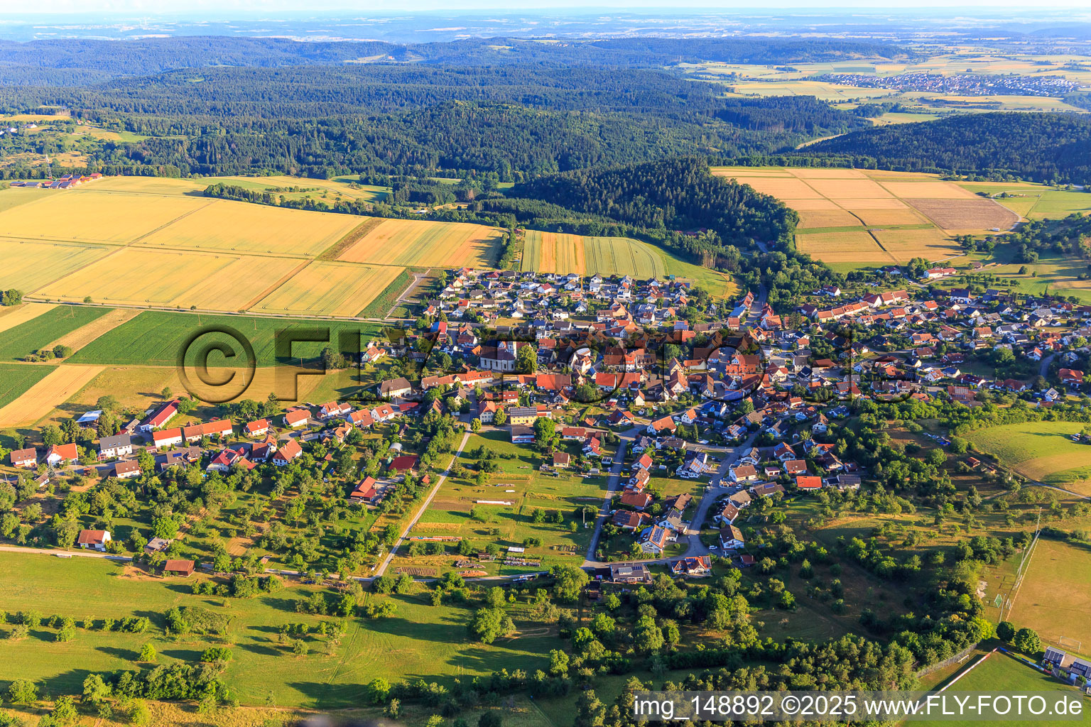 Vue aérienne de Vue d'ensemble de la ville depuis le sud à le quartier Erlaheim in Geislingen dans le département Bade-Wurtemberg, Allemagne