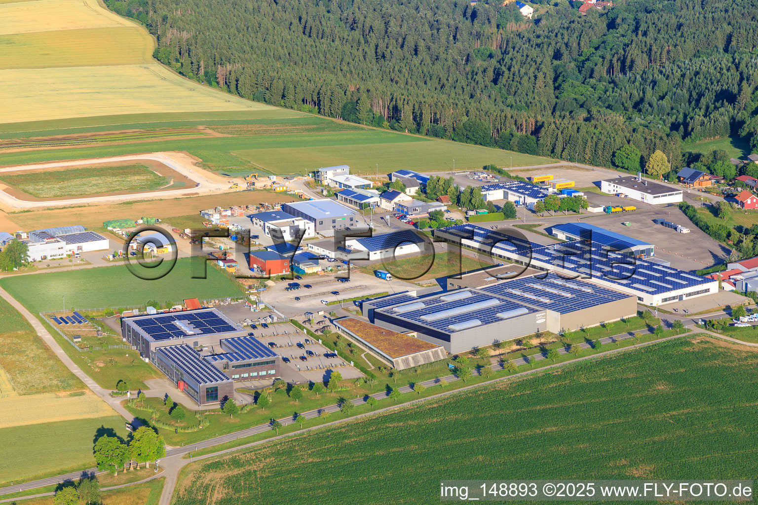 Vue aérienne de Zone industrielle vue de l'est avec Solera GmbH, AERO-LIFT Vakuumtechnik GmbH et grashobber GmbH à le quartier Binsdorf in Geislingen dans le département Bade-Wurtemberg, Allemagne