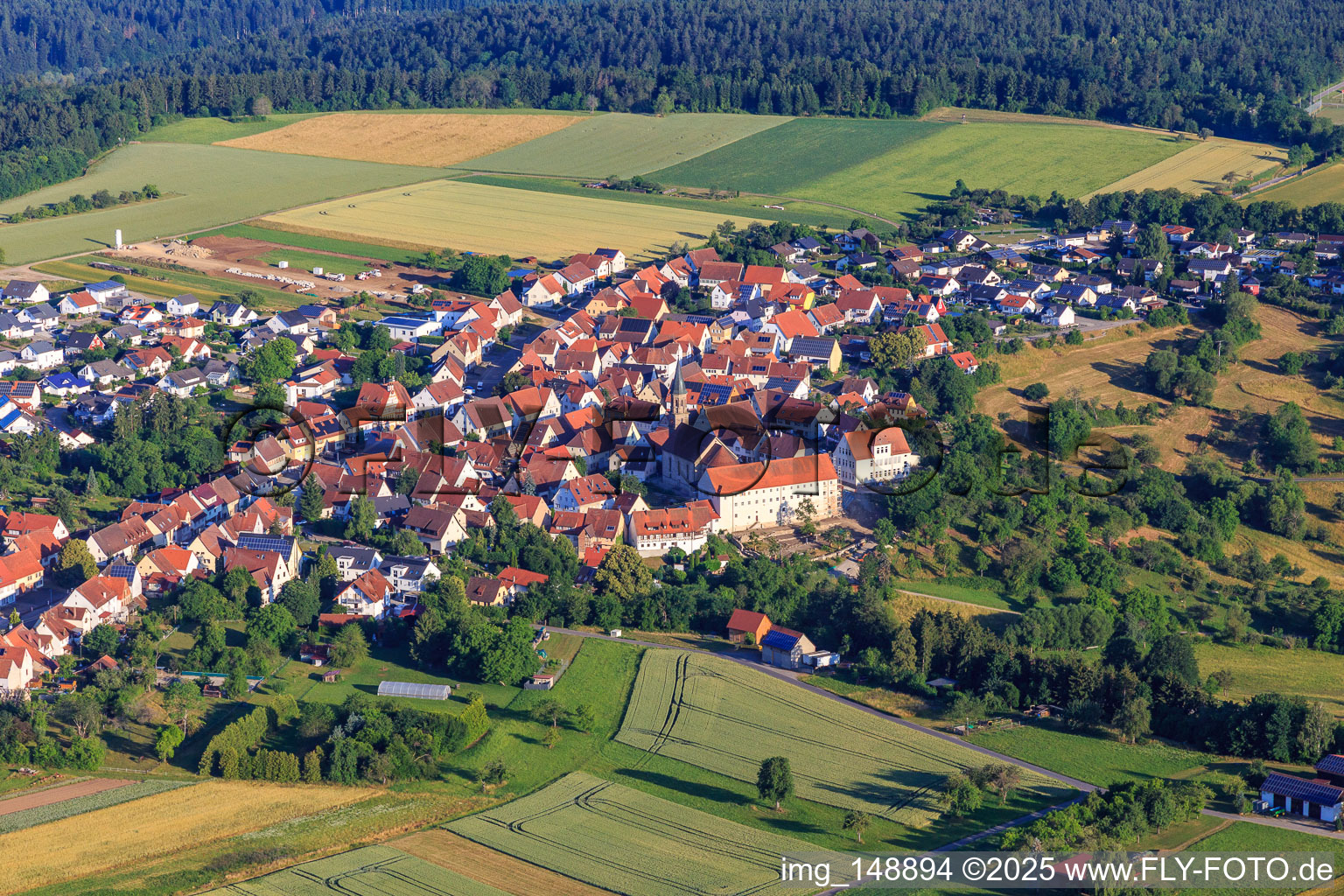 Vue aérienne de Centre-ville historique vu du sud-est avec l'église Saint-Marc, le monastère et l'école primaire à le quartier Binsdorf in Geislingen dans le département Bade-Wurtemberg, Allemagne