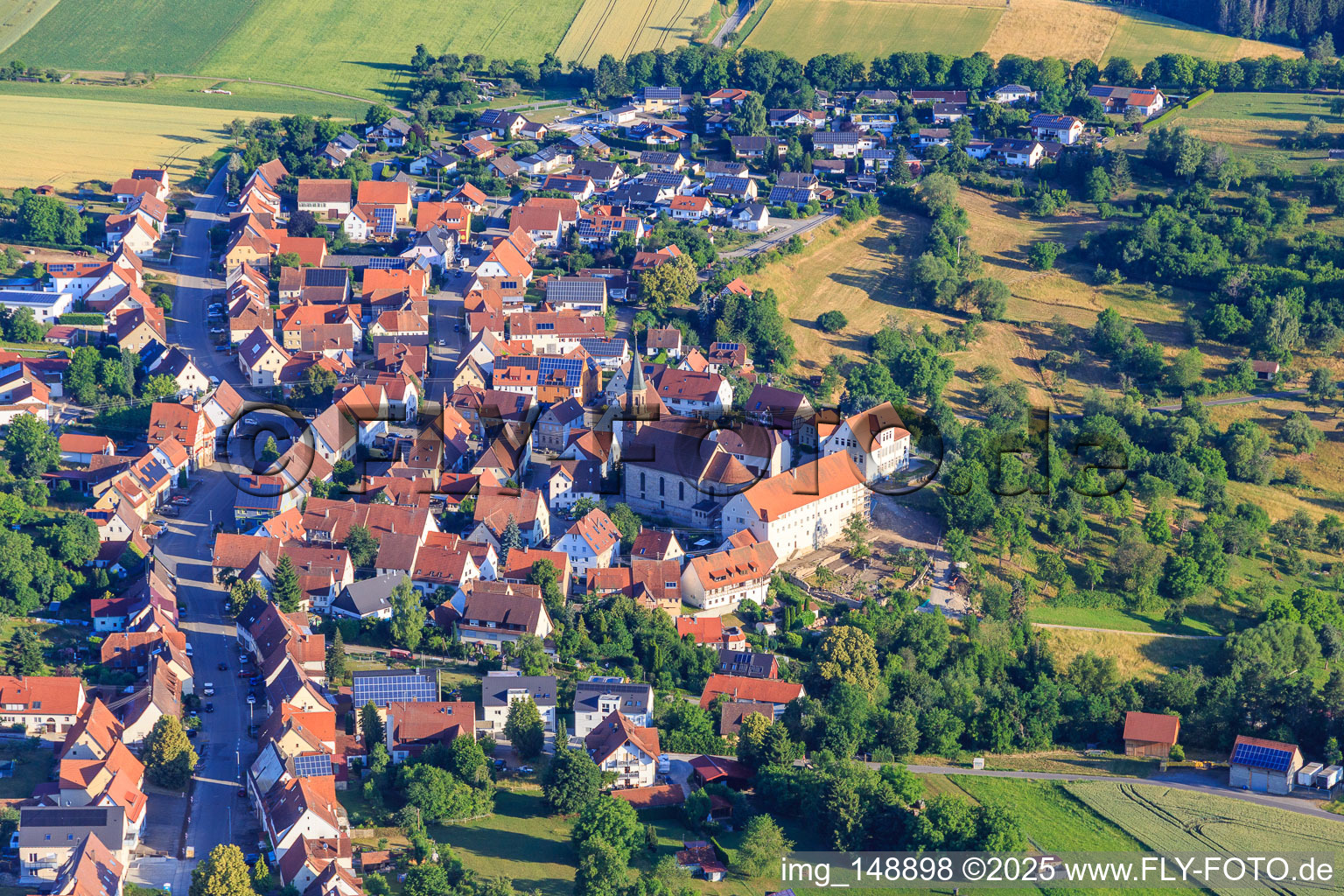 Photographie aérienne de Centre-ville historique vu du sud avec l'église Saint-Marc, le monastère et l'école primaire à le quartier Binsdorf in Geislingen dans le département Bade-Wurtemberg, Allemagne