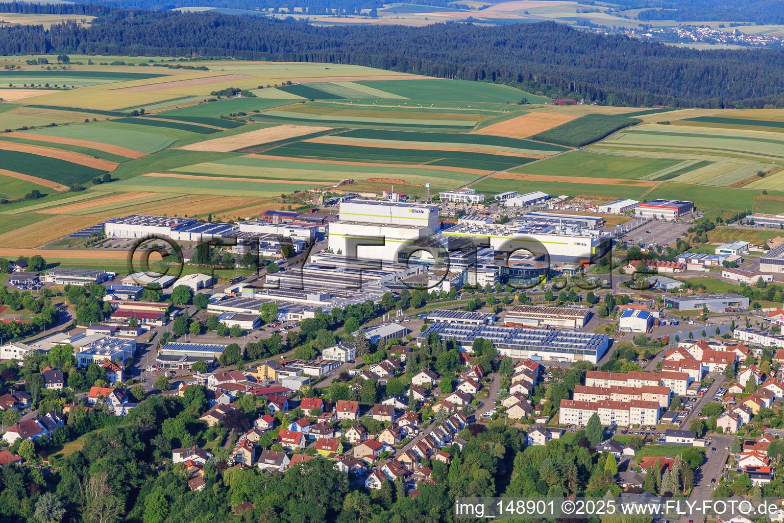 Vue aérienne de Parc industriel Maybachstraße avec Sülzle Stahlpartner GmbH, Flexco Europe GmbH, euroTECH Handling GmbH, chefbeschlag GmbH, MAFU Group et Blickle Räder+Rollen GmbH u. Cie KG à Rosenfeld dans le département Bade-Wurtemberg, Allemagne