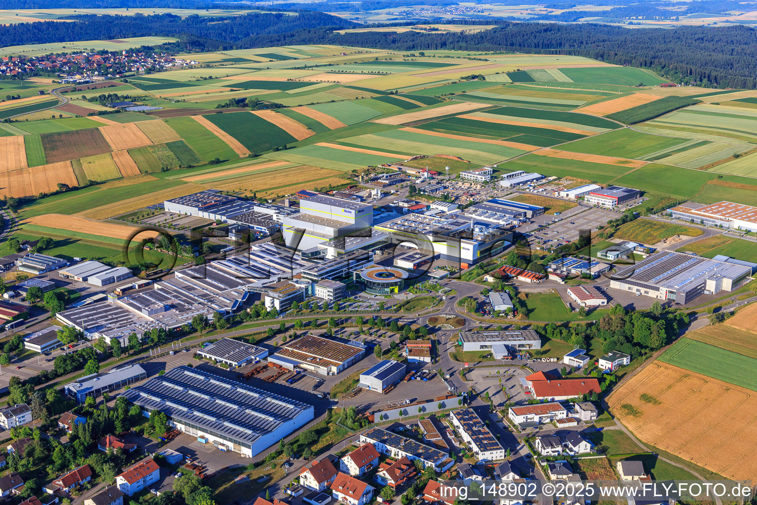 Photographie aérienne de Parc industriel Maybachstraße avec Sülzle Stahlpartner GmbH, Flexco Europe GmbH, euroTECH Handling GmbH, chefbeschlag GmbH, MAFU Group et Blickle Räder+Rollen GmbH u. Cie KG à Rosenfeld dans le département Bade-Wurtemberg, Allemagne