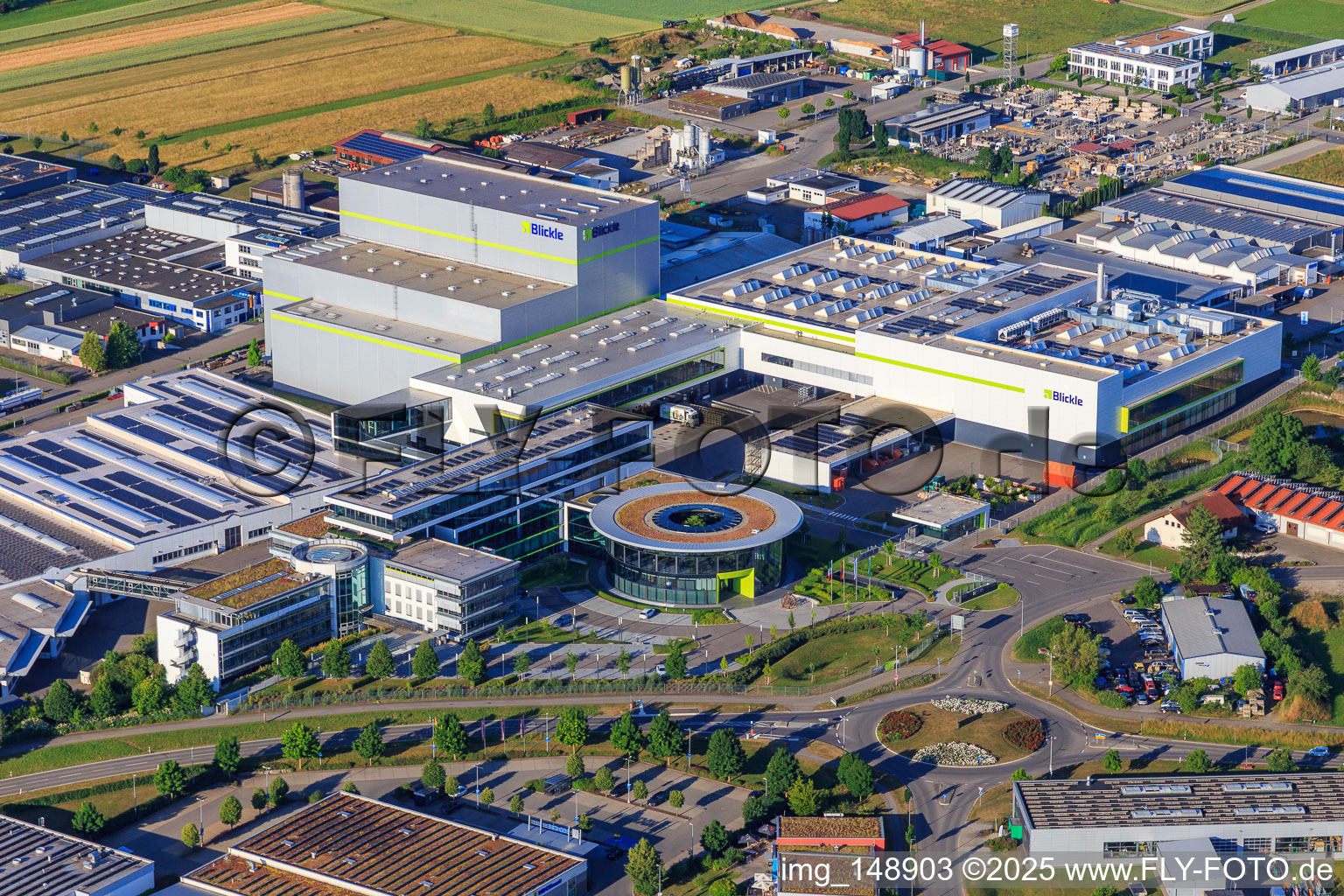 Vue aérienne de Parc industriel Heinrich-Blickle-Straße avec chefbeschlag GmbH, le groupe MAFU et Blickle Räder+Rollen GmbH u. Cie KG à Rosenfeld dans le département Bade-Wurtemberg, Allemagne