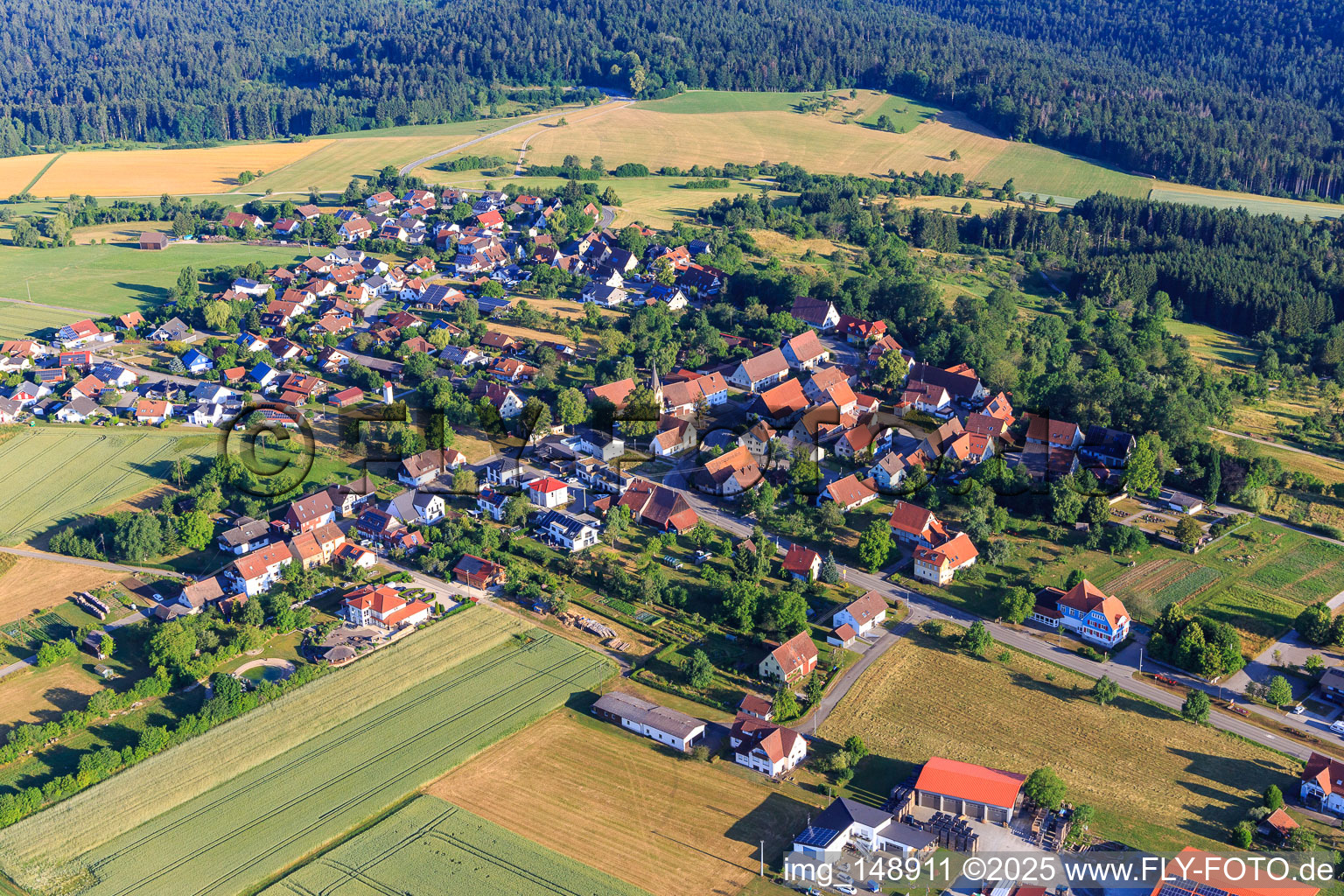 Vue aérienne de Vue du village depuis le sud-est à le quartier Brittheim in Rosenfeld dans le département Bade-Wurtemberg, Allemagne
