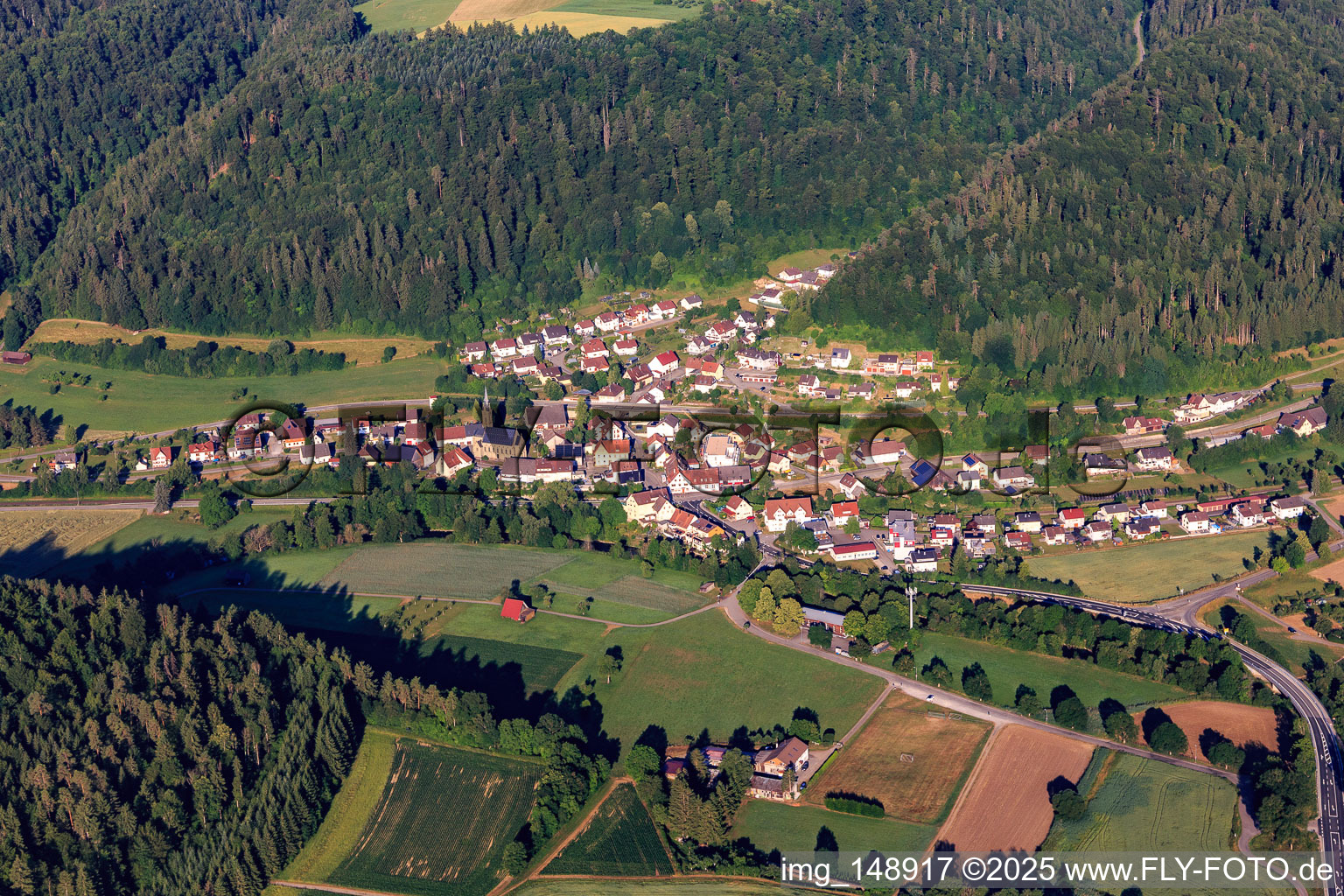 Vue aérienne de Vue du village depuis le nord-est à le quartier Altoberndorf in Oberndorf am Neckar dans le département Bade-Wurtemberg, Allemagne
