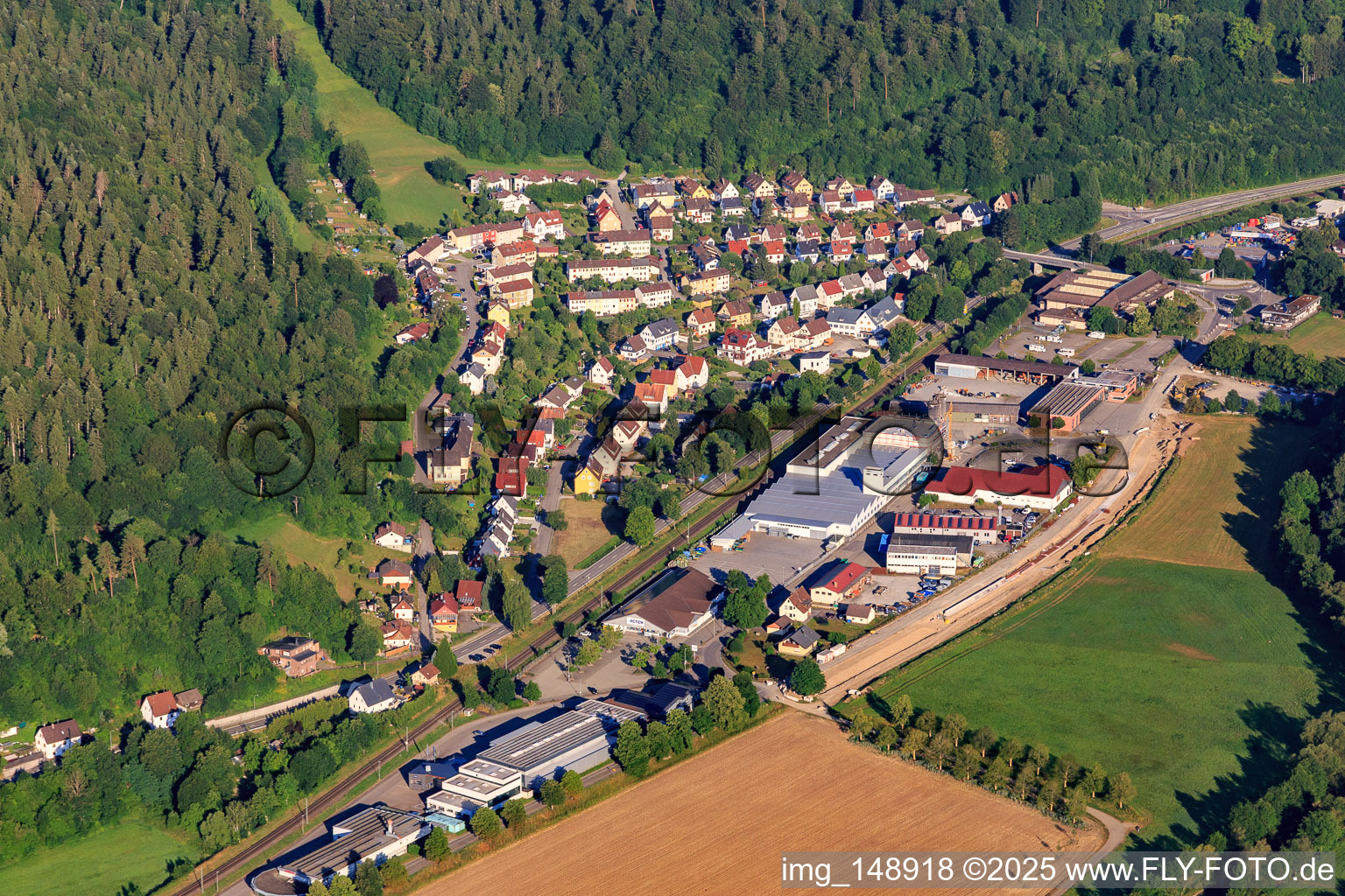 Vue aérienne de Vue du village dans la vallée du Neckar depuis l'est avec Kurt Allert GmbH + Co. KG à le quartier Altoberndorf in Oberndorf am Neckar dans le département Bade-Wurtemberg, Allemagne