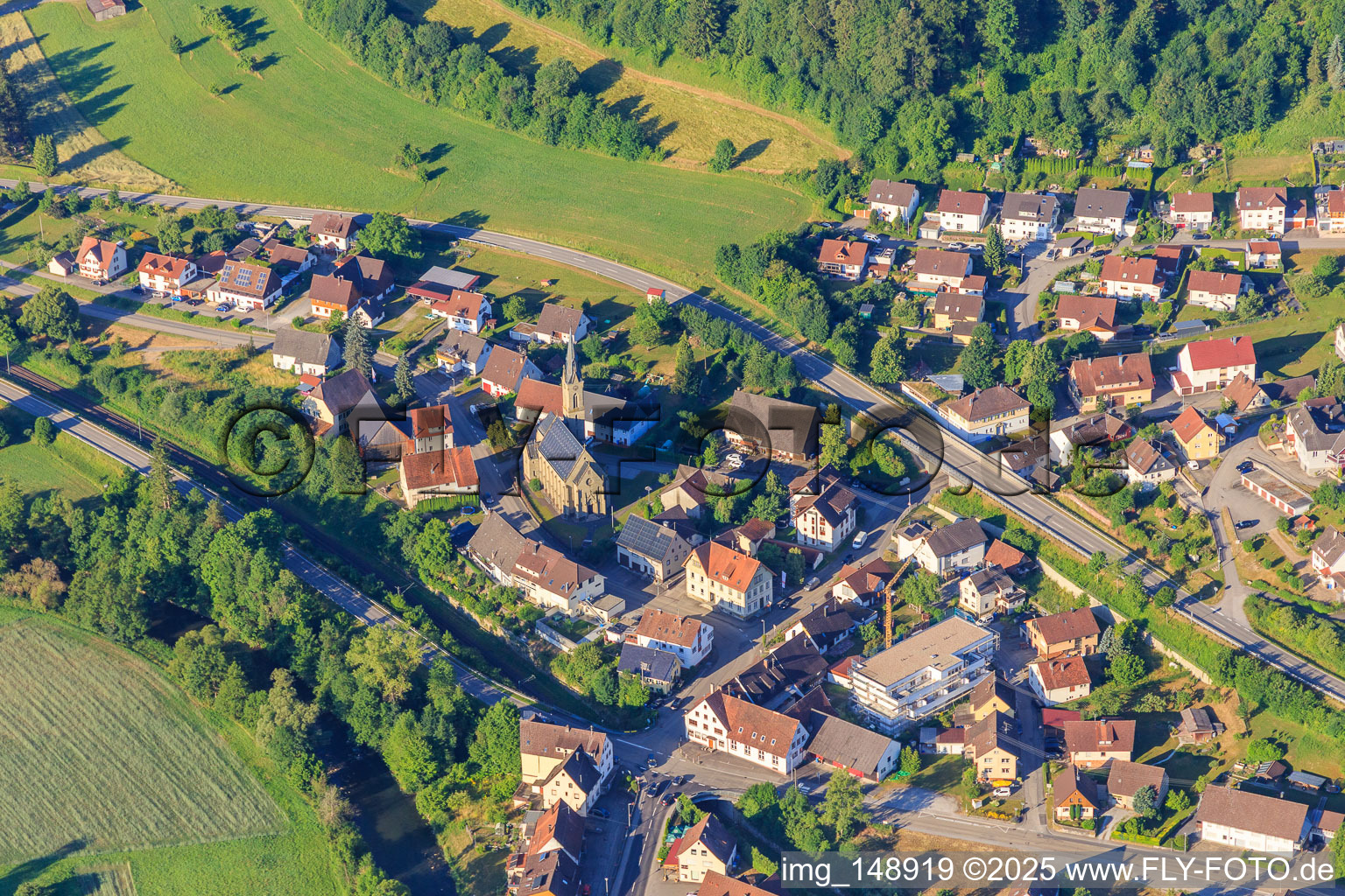 Vue aérienne de Église Saint-Sylvestre au centre du village à le quartier Altoberndorf in Oberndorf am Neckar dans le département Bade-Wurtemberg, Allemagne