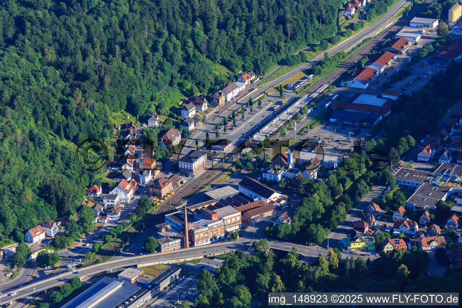 Vue aérienne de Gare d'Oberndorf (Neckar) et HK-Präzisionstechnik GmbH à Oberndorf am Neckar dans le département Bade-Wurtemberg, Allemagne