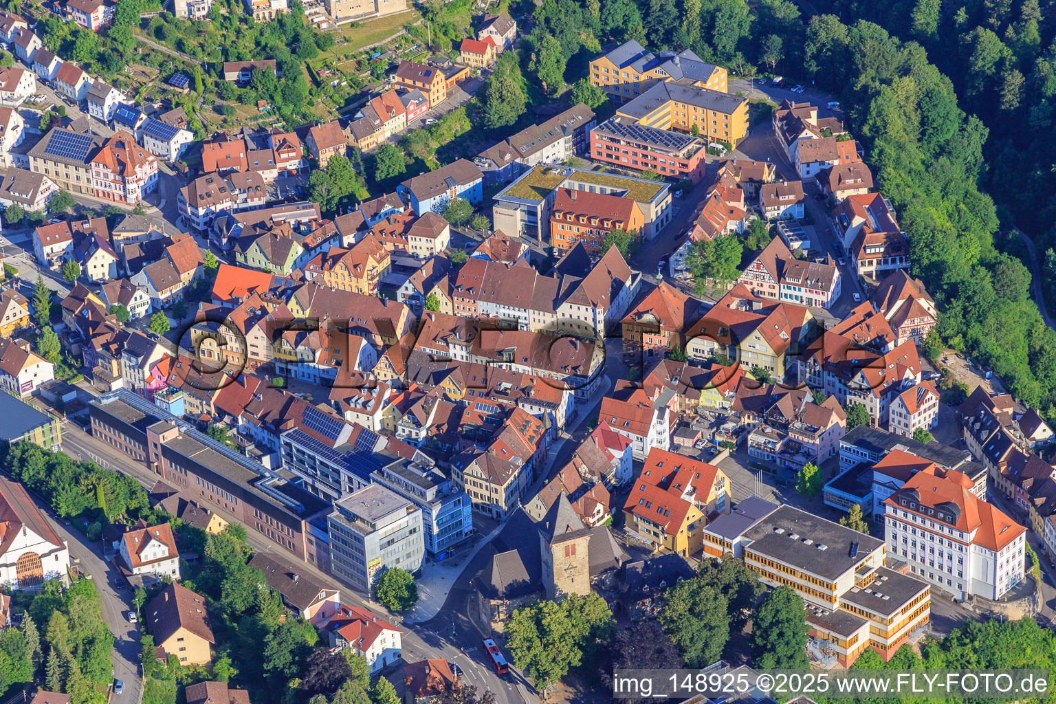 Vue aérienne de Centre-ville historique avec l'église Saint-Michel à Oberndorf am Neckar dans le département Bade-Wurtemberg, Allemagne