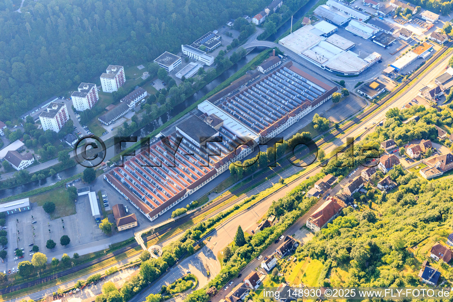 Vue aérienne de Zone industrielle de la Bahnhofstraße avec Sand CNC Technik et KRAUSE + MAUSER à Oberndorf am Neckar dans le département Bade-Wurtemberg, Allemagne