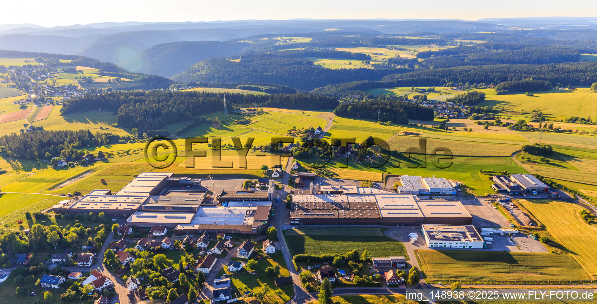 Vue aérienne de Vue du village depuis le sud avec GFV Verschlusstechnik GmbH & Co. KG, SAIER Verpackungstechnik GmbH & Co. KG et SAIER Group à le quartier Peterzell in Alpirsbach dans le département Bade-Wurtemberg, Allemagne