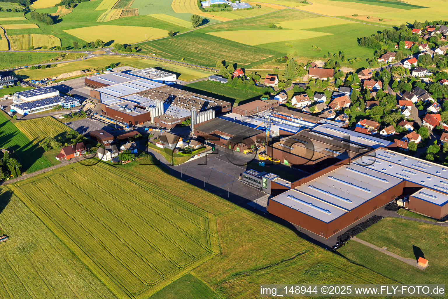Vue aérienne de Zone industrielle Industriestraße avec GFV Verschlusstechnik GmbH & Co. KG, SAIER Verpackungstechnik GmbH & Co. KG et le groupe SAIER à le quartier Peterzell in Alpirsbach dans le département Bade-Wurtemberg, Allemagne