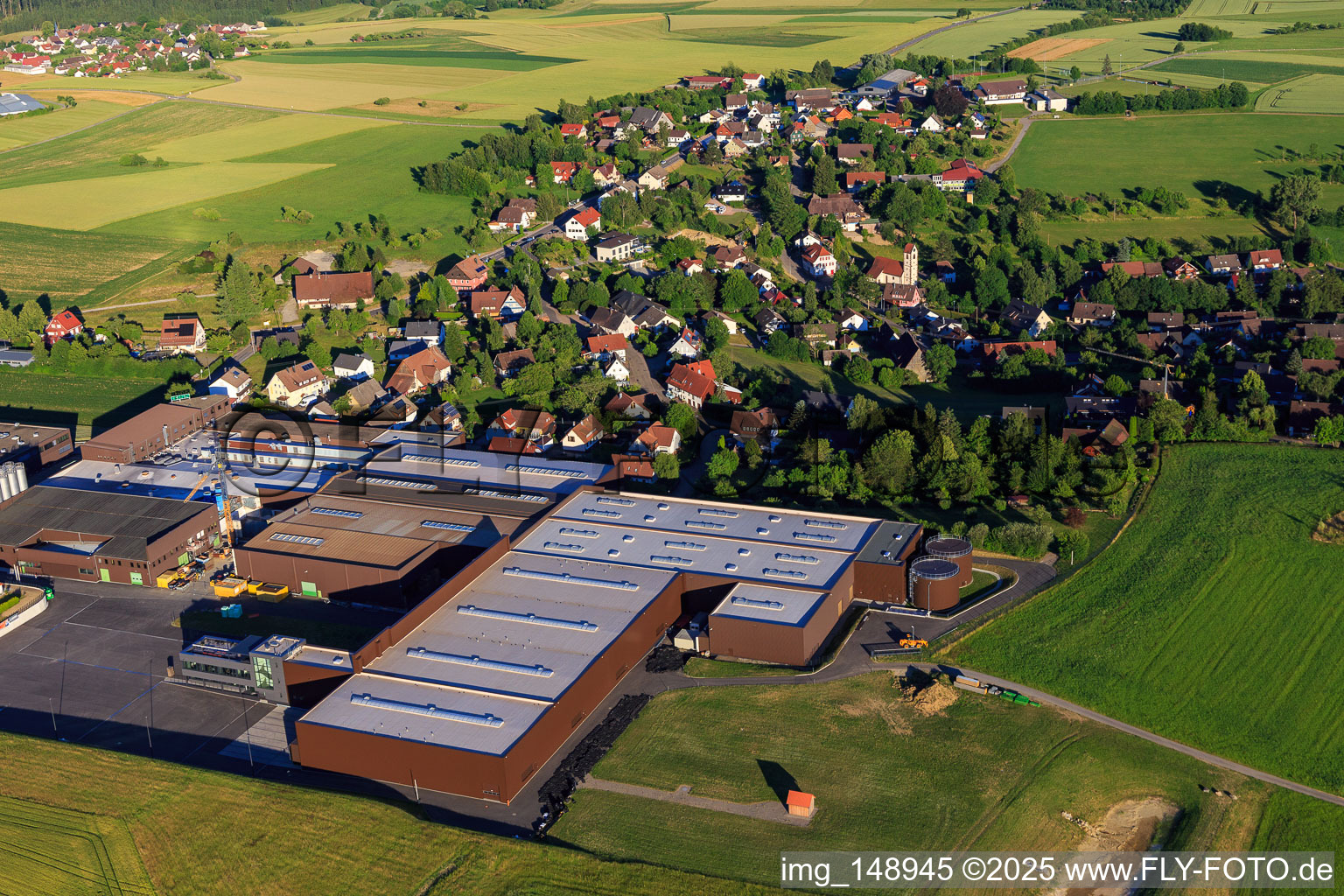 Vue aérienne de Zone industrielle Industriestraße avec SAIER Verpackungstechnik GmbH & Co. KG et le groupe SAIER à le quartier Peterzell in Alpirsbach dans le département Bade-Wurtemberg, Allemagne