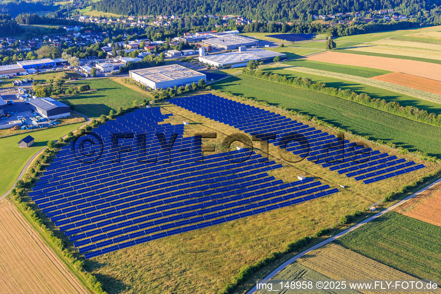 Vue aérienne de Installation photovoltaïque en plein air devant la zone industrielle d'Oberwiesachstraße à le quartier Betzweiler in Loßburg dans le département Bade-Wurtemberg, Allemagne