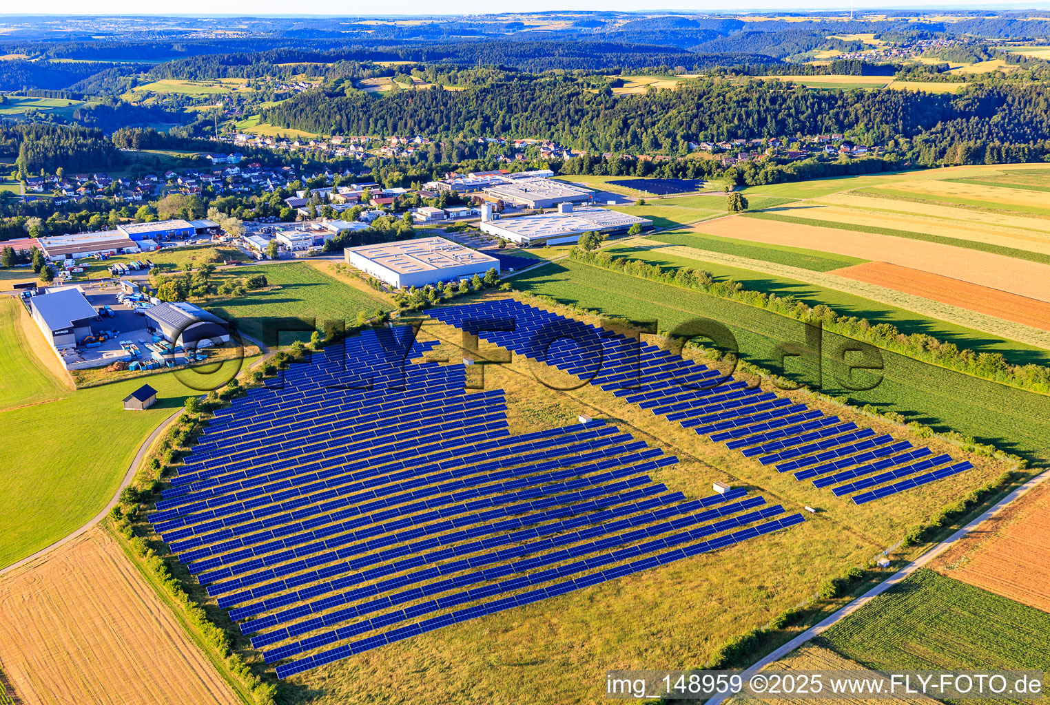 Vue aérienne de Installation photovoltaïque en plein air devant la zone industrielle d'Oberwiesachstraße à le quartier Betzweiler in Loßburg dans le département Bade-Wurtemberg, Allemagne
