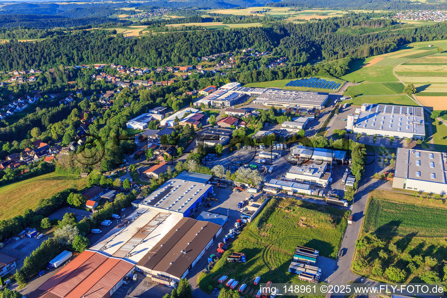 Vue aérienne de Zone industrielle Oberwiesachstraße avec Rahm Drehtechnik GmbH, REMONDIS Industrie Service GmbH & Co. K à le quartier Betzweiler in Loßburg dans le département Bade-Wurtemberg, Allemagne