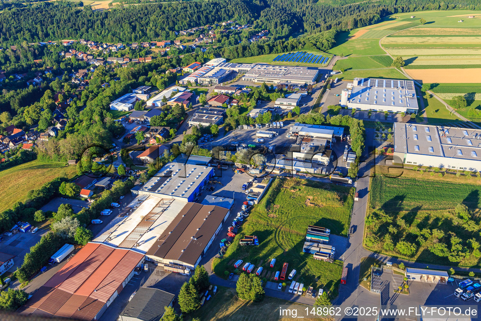 Vue aérienne de Zone industrielle Oberwiesachstraße avec Rahm Drehtechnik GmbH, REMONDIS Industrie Service GmbH & Co. K à le quartier Betzweiler in Loßburg dans le département Bade-Wurtemberg, Allemagne