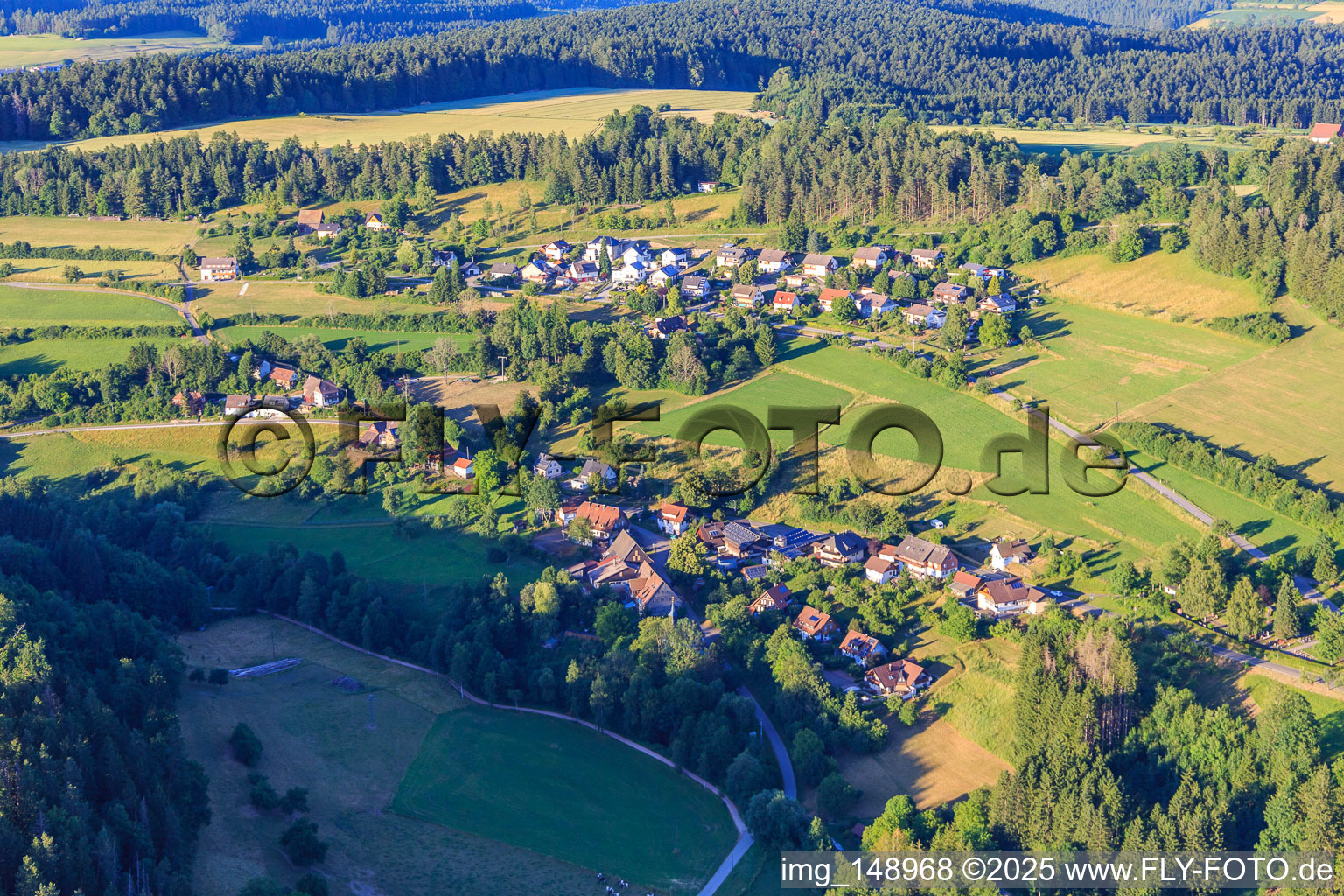 Vue aérienne de Vue du village depuis l'ouest à le quartier Wälde in Loßburg dans le département Bade-Wurtemberg, Allemagne