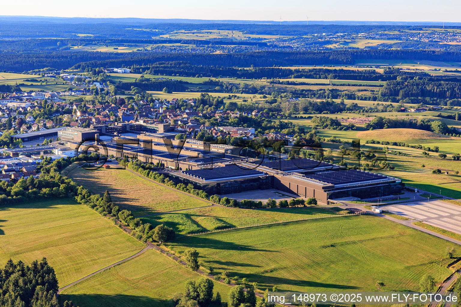 Vue aérienne de Locaux de l'entreprise ARBURG GmbH + Co KG du sud-ouest à Loßburg dans le département Bade-Wurtemberg, Allemagne