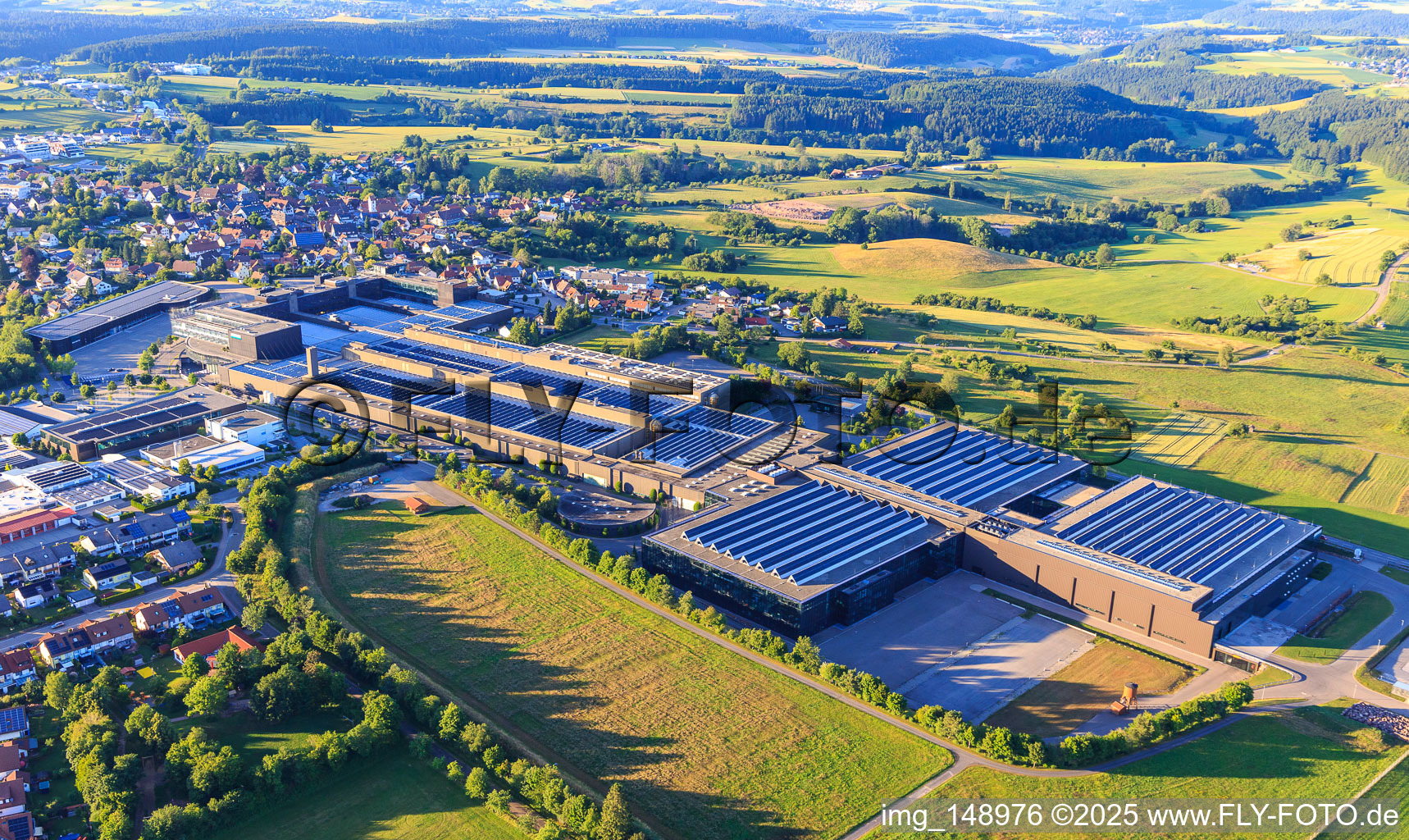 Photographie aérienne de Locaux de l'entreprise ARBURG GmbH + Co KG du sud-ouest à Loßburg dans le département Bade-Wurtemberg, Allemagne