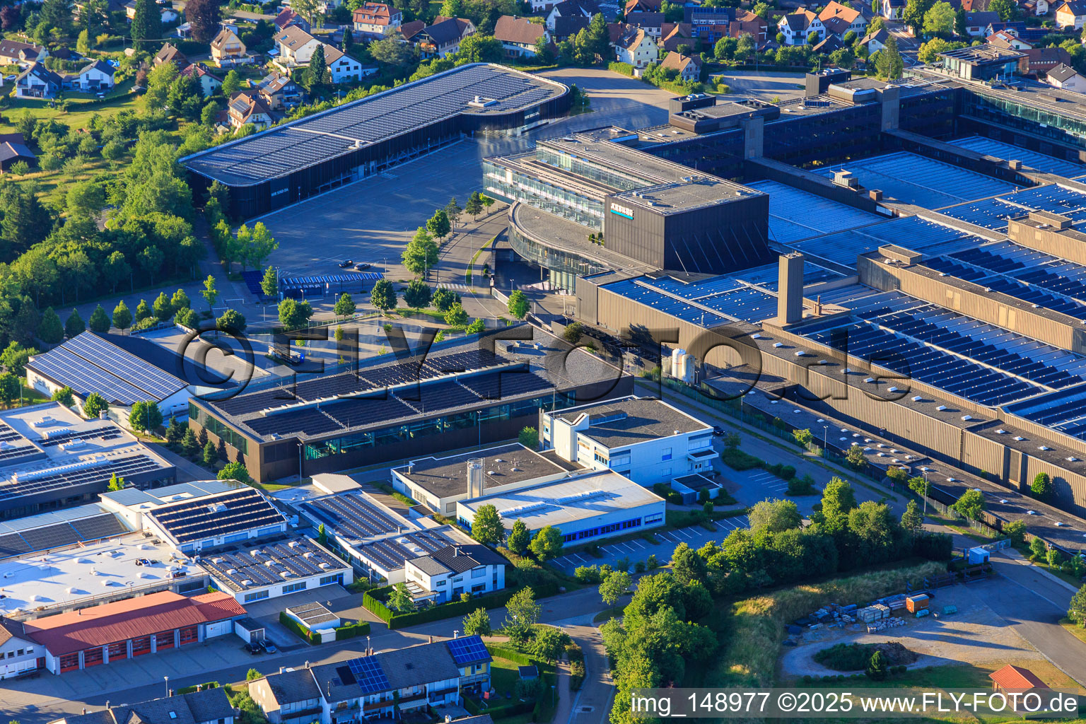 Vue oblique de Locaux de l'entreprise ARBURG GmbH + Co KG du sud-ouest à Loßburg dans le département Bade-Wurtemberg, Allemagne