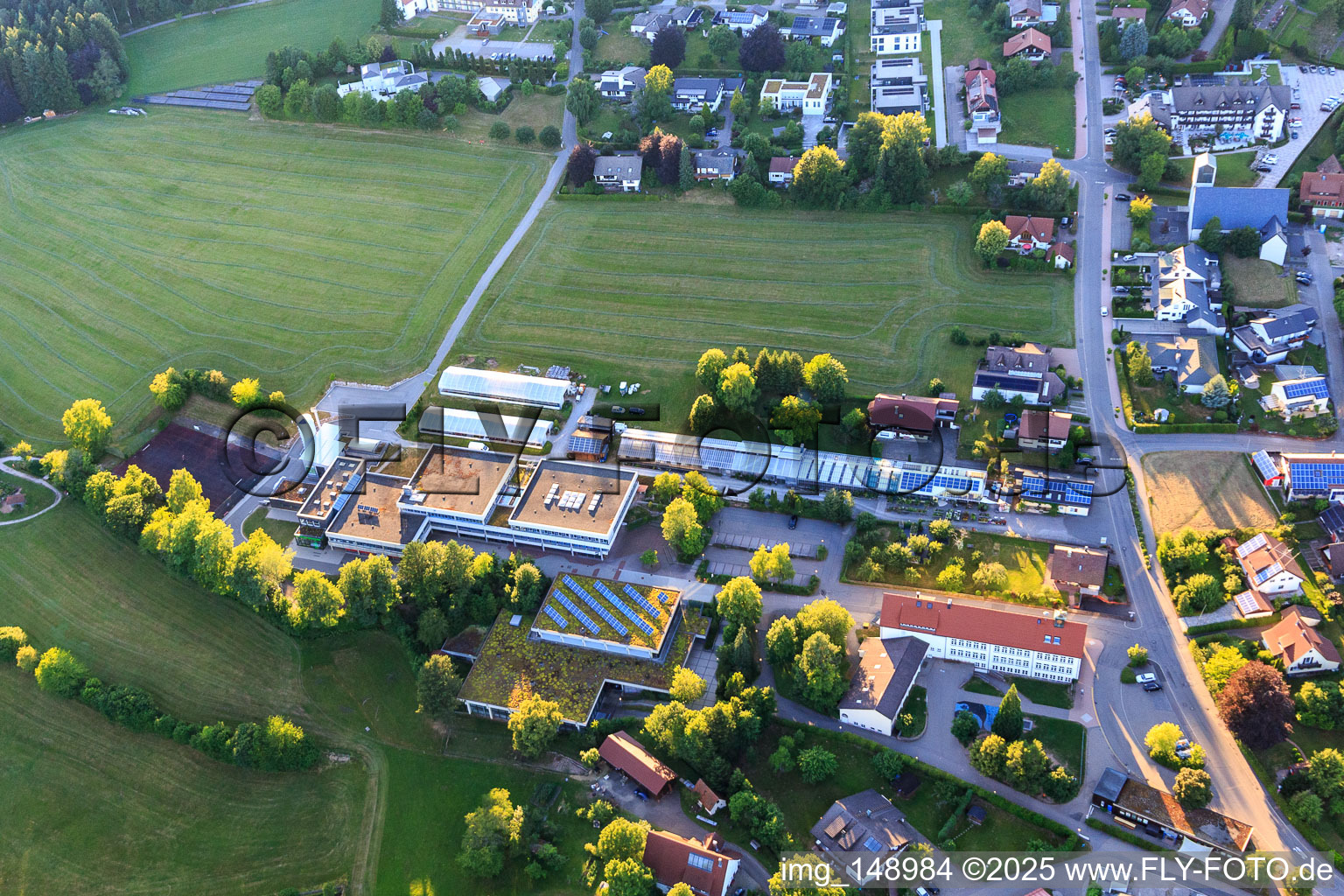 Vue aérienne de École communautaire Loßburg et gymnase et salle des fêtes Loßburg à Loßburg dans le département Bade-Wurtemberg, Allemagne