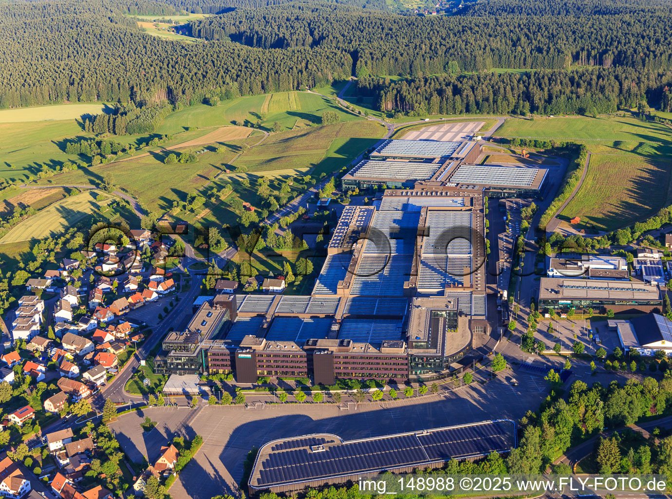 Vue aérienne de Locaux de l'entreprise ARBURG GmbH + Co KG de Norden à Loßburg dans le département Bade-Wurtemberg, Allemagne