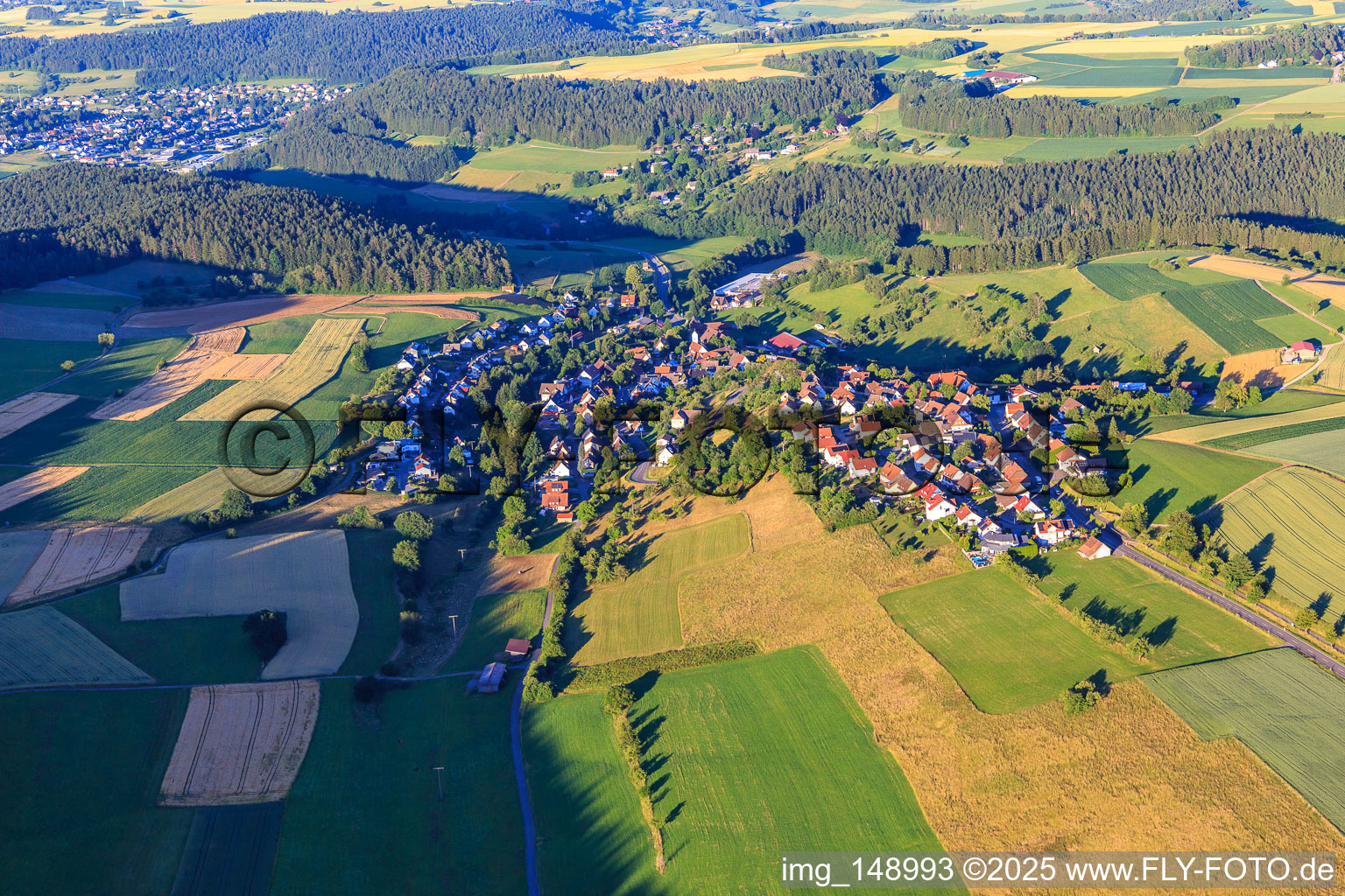 Vue aérienne de Vue du village depuis l'ouest à le quartier Lombach in Loßburg dans le département Bade-Wurtemberg, Allemagne