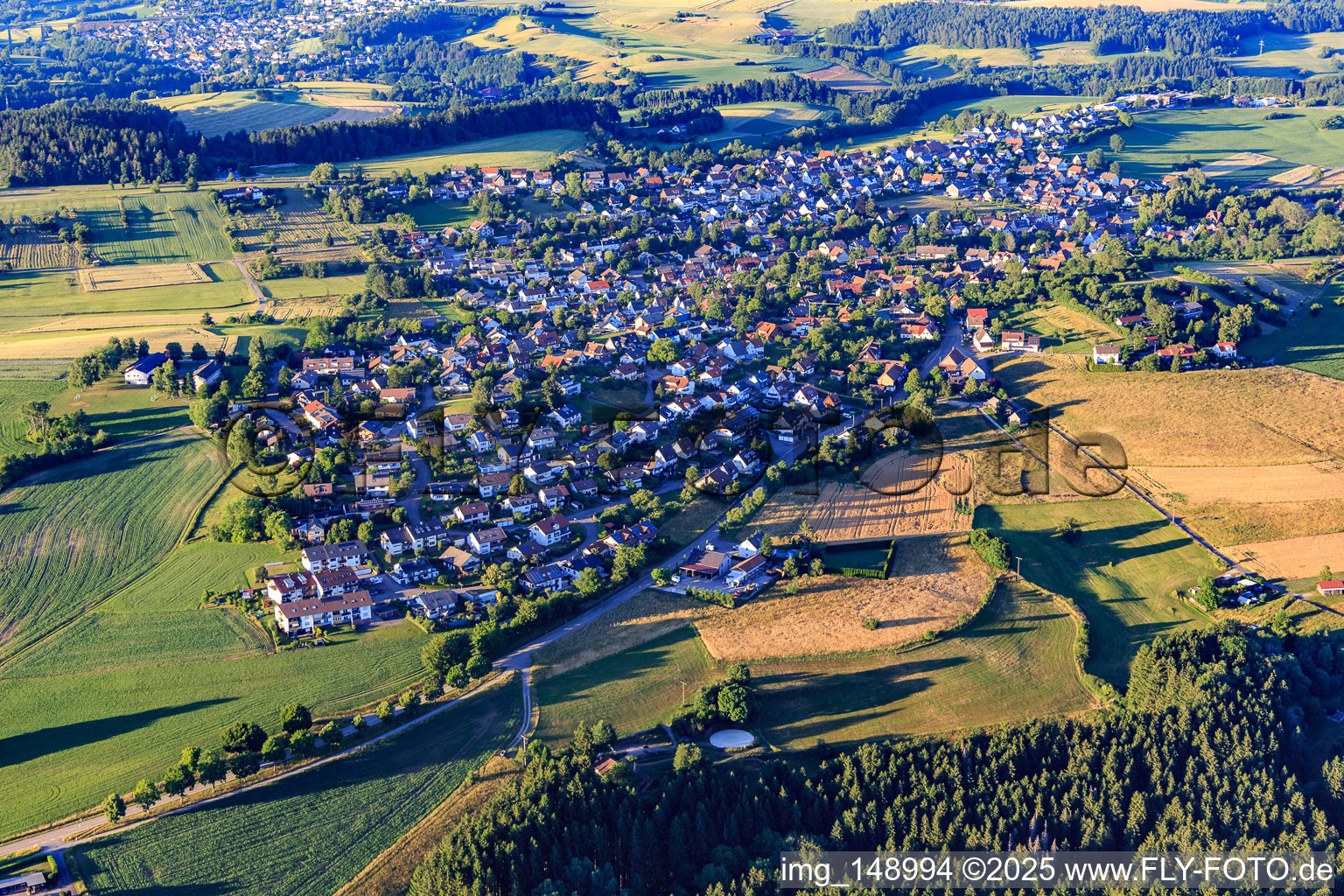 Vue aérienne de Vue du village depuis le sud-ouest à le quartier Dietersweiler in Freudenstadt dans le département Bade-Wurtemberg, Allemagne