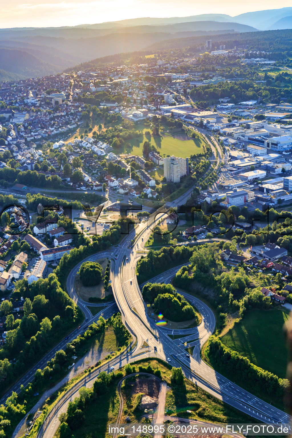 Vue aérienne de Jonction des autoroutes fédérales B294 et B28 à Freudenstadt dans le département Bade-Wurtemberg, Allemagne
