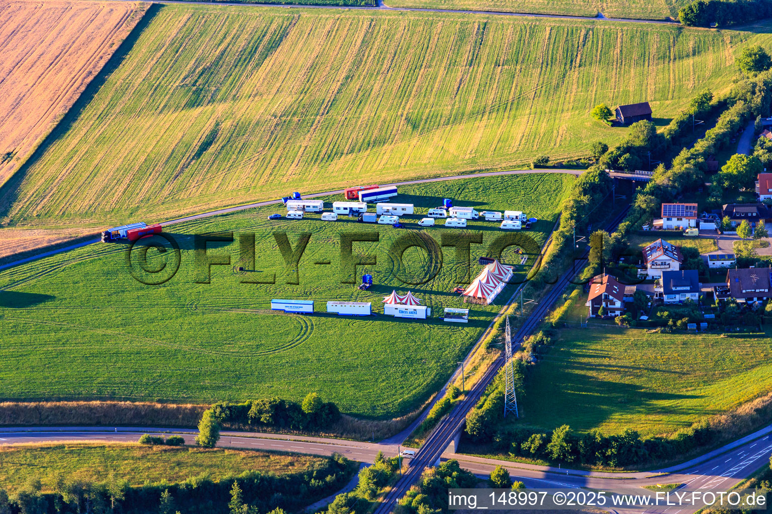Vue aérienne de Construction de l'arène du cirque sur le Bärenwiesen à le quartier Wittlensweiler in Freudenstadt dans le département Bade-Wurtemberg, Allemagne