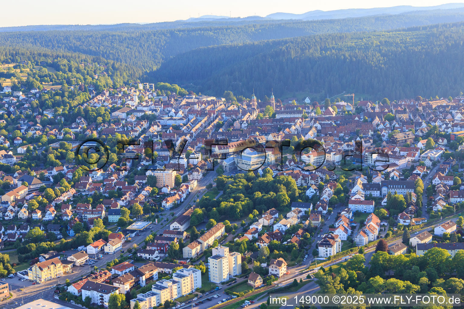 Vue aérienne de Centre-ville depuis l'est entre Ringstraße et B28 à Freudenstadt dans le département Bade-Wurtemberg, Allemagne