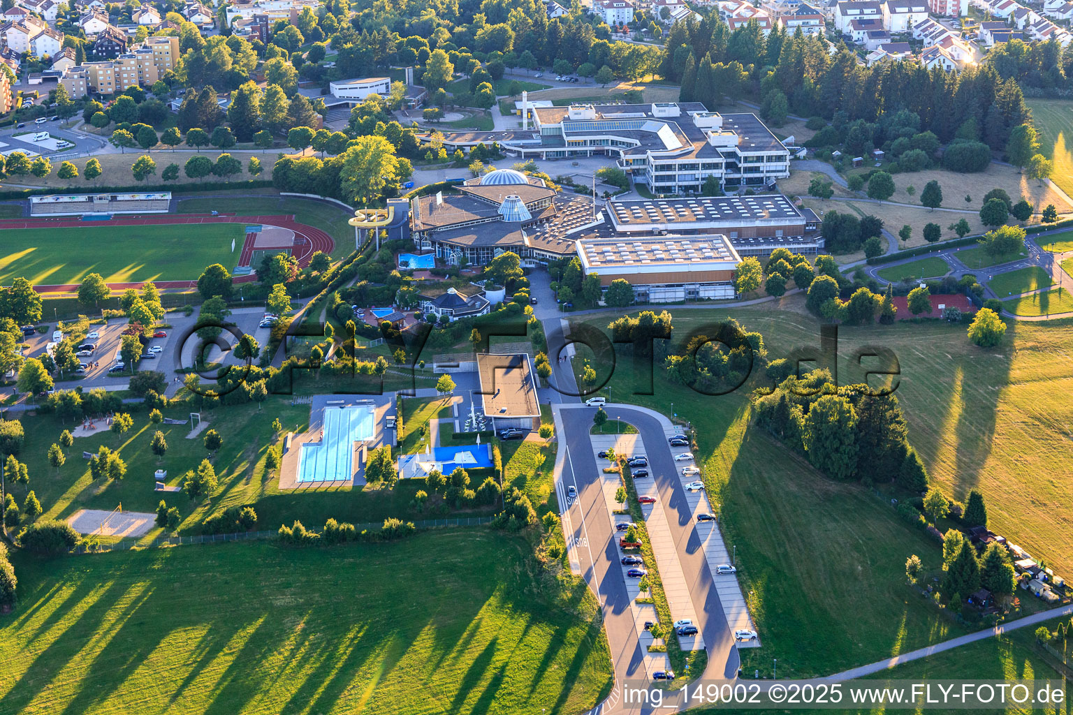 Vue aérienne de Amis du sauna Sauna dans la piscine panoramique et la piscine extérieure panoramique Freudenstadt à Freudenstadt dans le département Bade-Wurtemberg, Allemagne