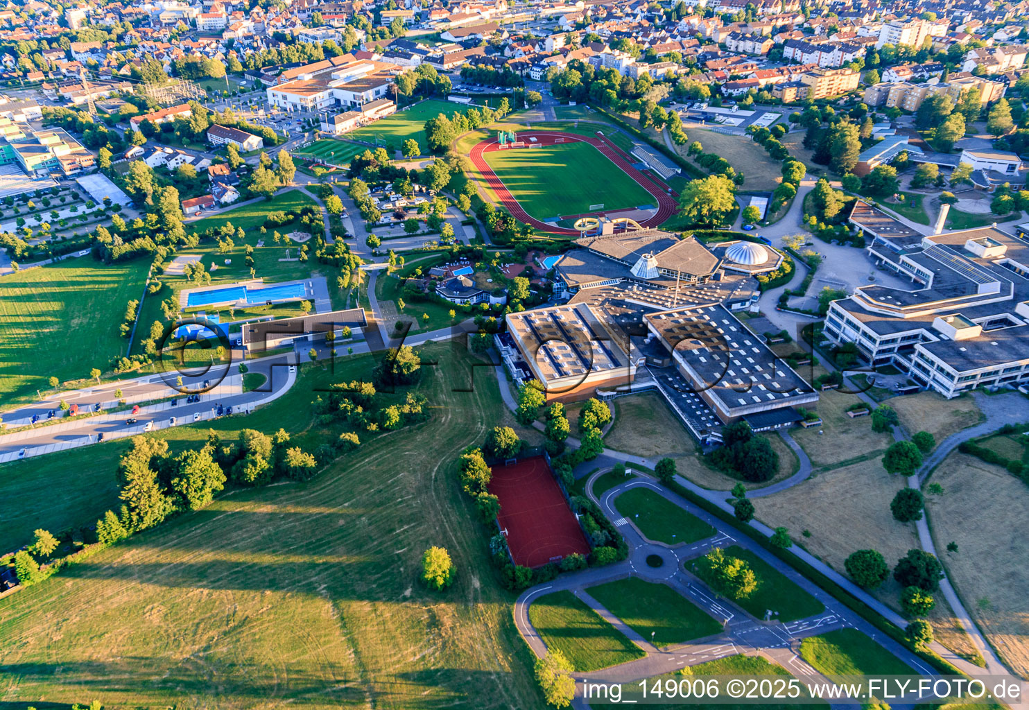 Vue aérienne de Piscine panoramique et piscine extérieure Freudenstadt, terrain de sport Hermann-Saam du club sportif de Freudenstad, gymnase Kepler, école de circulation pour jeunes Freudenstadt, salle du stade et salle du district à Freudenstadt dans le département Bade-Wurtemberg, Allemagne