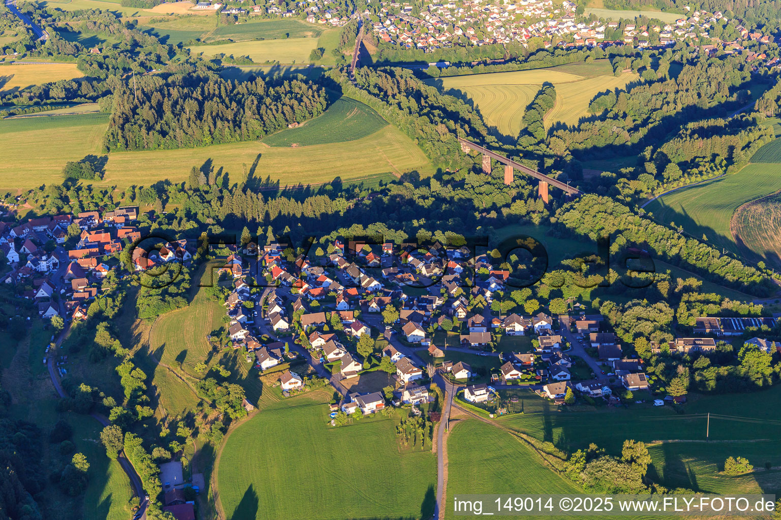 Vue aérienne de Vue du village avec le viaduc de Kübelbach pour le chemin de fer depuis l'ouest à le quartier Grüntal in Freudenstadt dans le département Bade-Wurtemberg, Allemagne