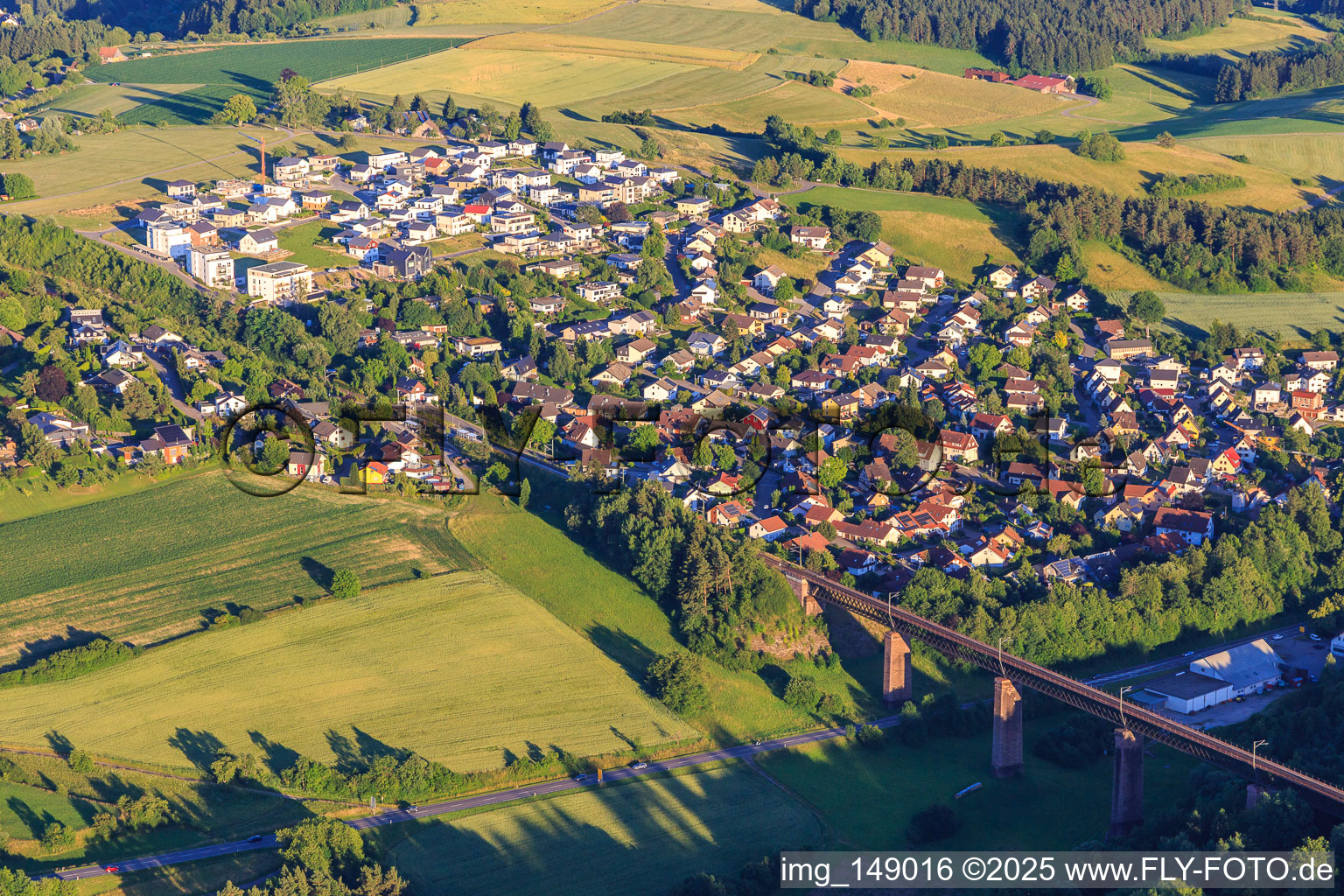 Vue aérienne de Vue du village derrière le viaduc de Kübelbach pour le chemin de fer depuis l'ouest à le quartier Aach in Dornstetten dans le département Bade-Wurtemberg, Allemagne
