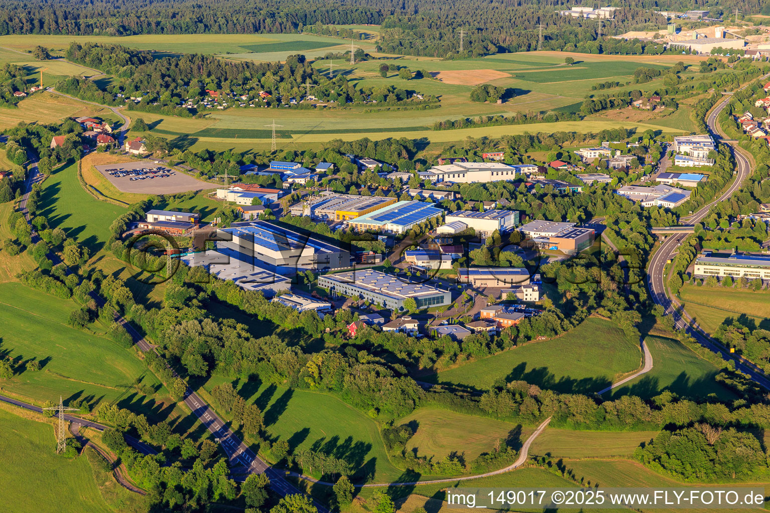 Vue aérienne de Zone industrielle Lise-Meitner-Straße avec Sülzle Stahlpartner GmbH, l'imprimerie ITW Morlock GmbH et Schwarz Systems GmbH site 02 à Dornstetten dans le département Bade-Wurtemberg, Allemagne