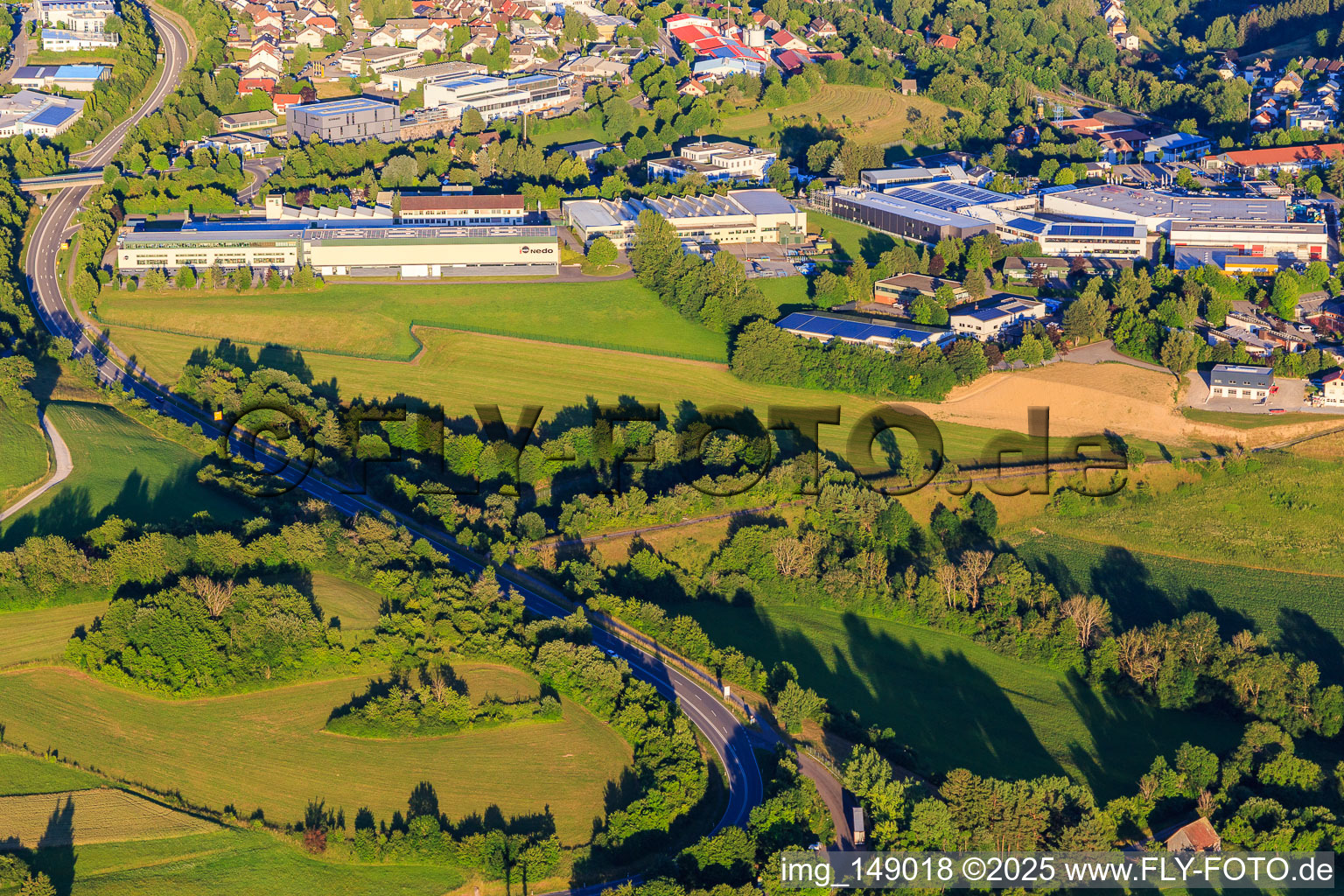 Vue aérienne de Zone industrielle de la Hochgerichtstraße avec les équipements de topographie de Nedo GmbH & Co. KG et Kläger Spritzguss GmbH & Co. KG à Dornstetten dans le département Bade-Wurtemberg, Allemagne