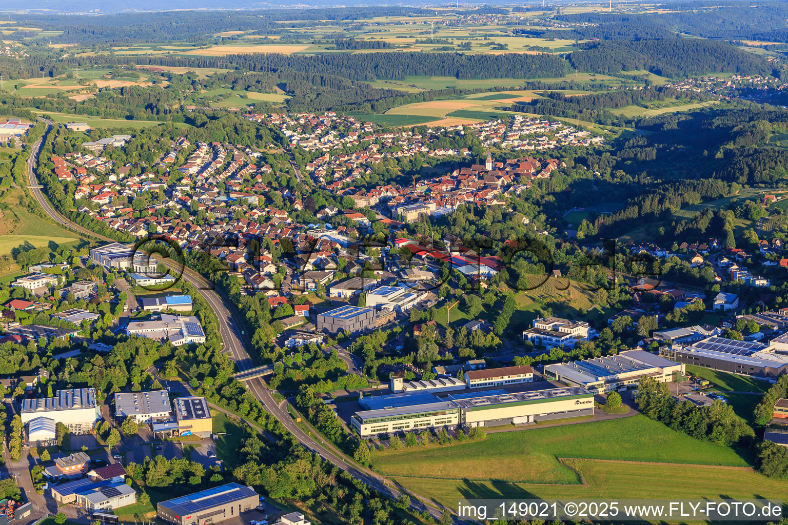 Vue aérienne de Vue de la ville depuis l'ouest sur la B28 à Dornstetten dans le département Bade-Wurtemberg, Allemagne