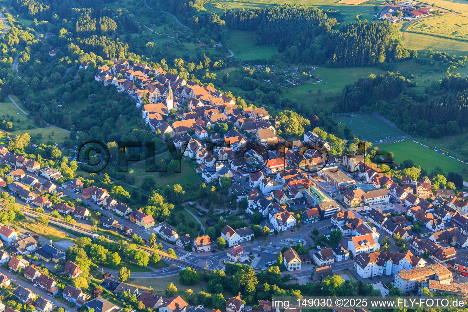 Vue aérienne de Route principale venant du nord-est à Dornstetten dans le département Bade-Wurtemberg, Allemagne