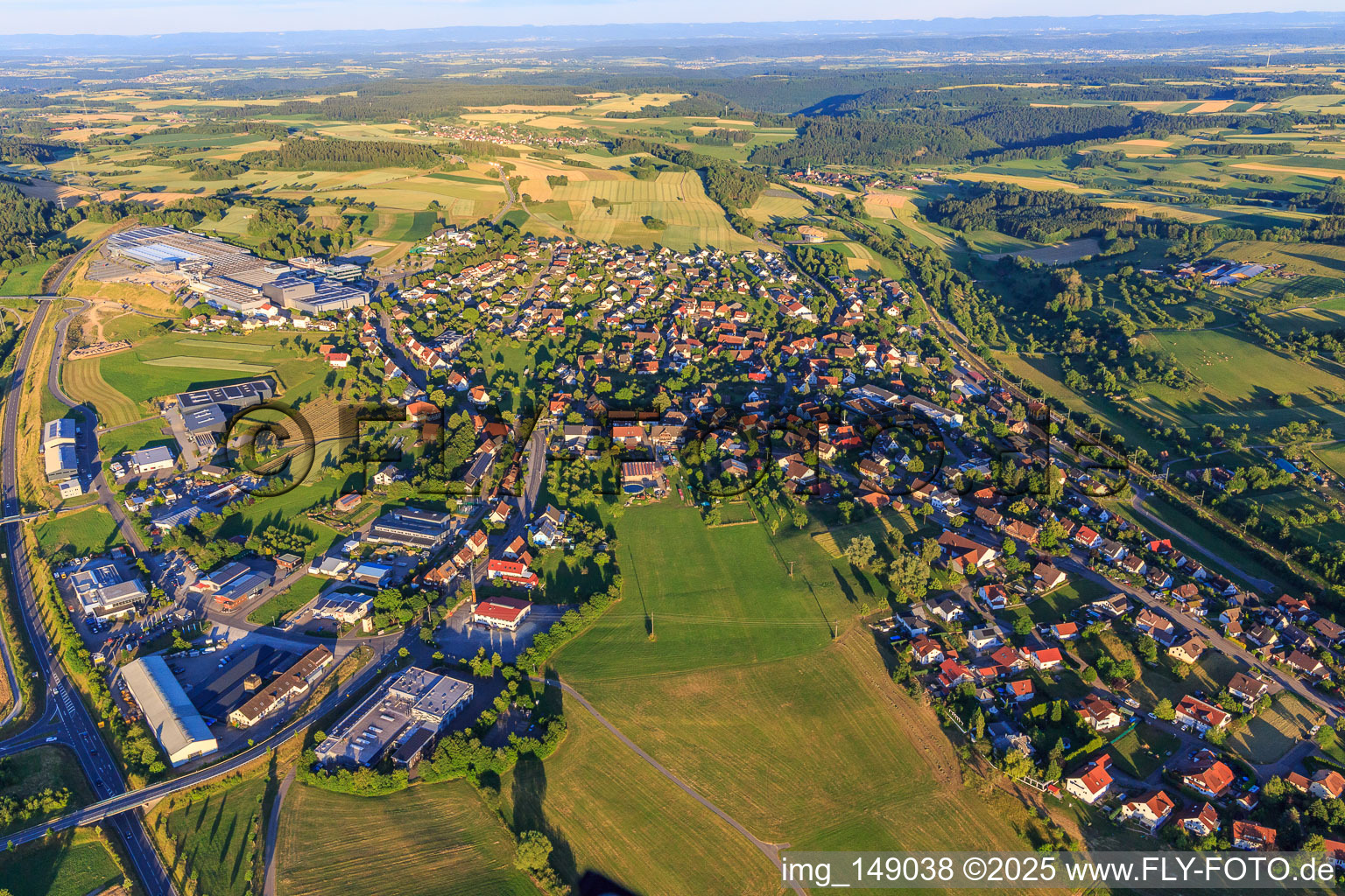 Vue aérienne de Vue d'ensemble du village depuis l'ouest à Schopfloch dans le département Bade-Wurtemberg, Allemagne