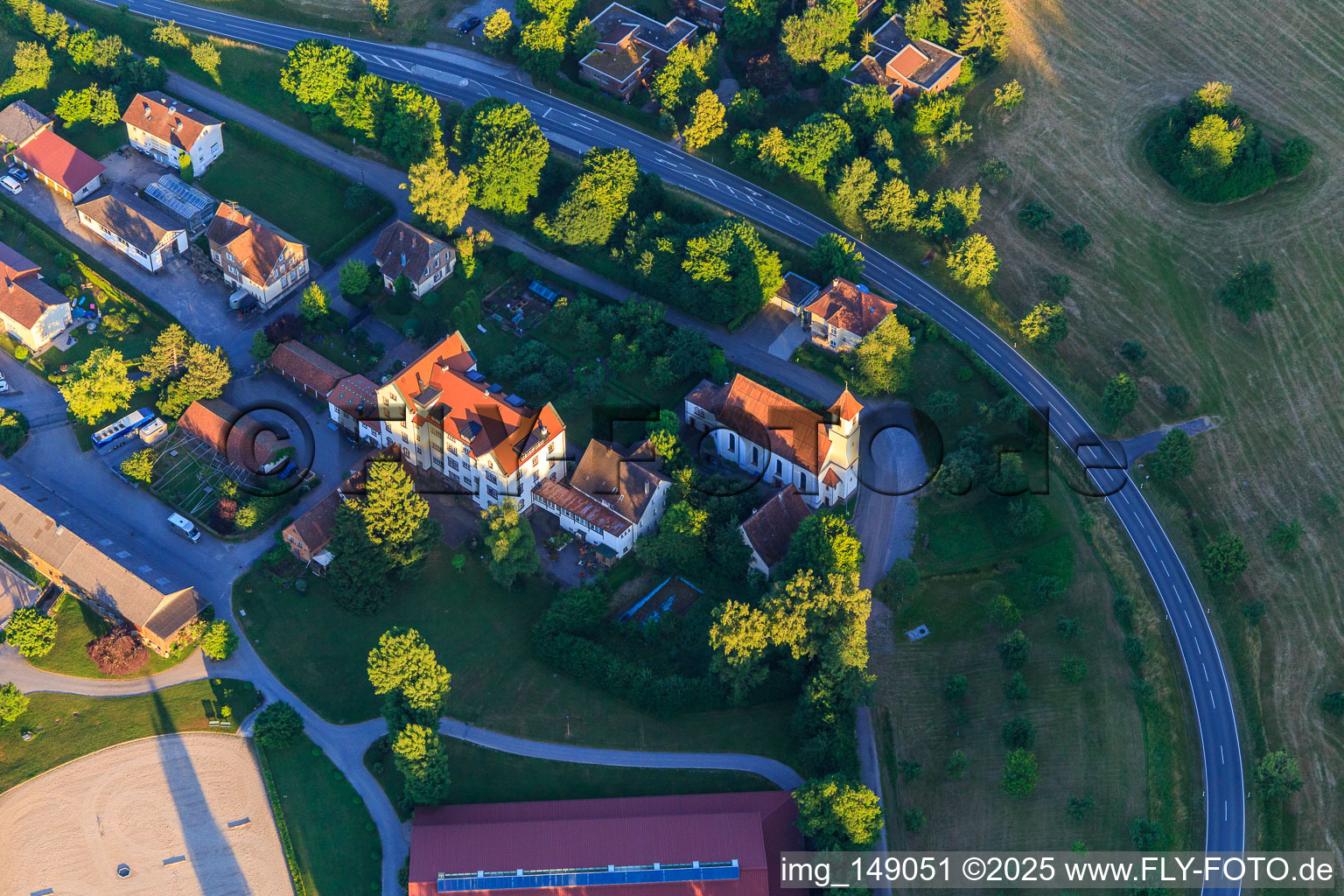 Vue aérienne de Centre équestre de Heiligenbronn du RC Heiligenbronn eV à l'église de pèlerinage de Heiligenbronn à le quartier Salzstetten in Waldachtal dans le département Bade-Wurtemberg, Allemagne