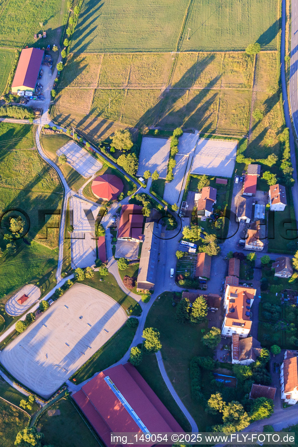 Vue oblique de Centre équestre de Heiligenbronn du RC Heiligenbronn eV à l'église de pèlerinage de Heiligenbronn à le quartier Salzstetten in Waldachtal dans le département Bade-Wurtemberg, Allemagne