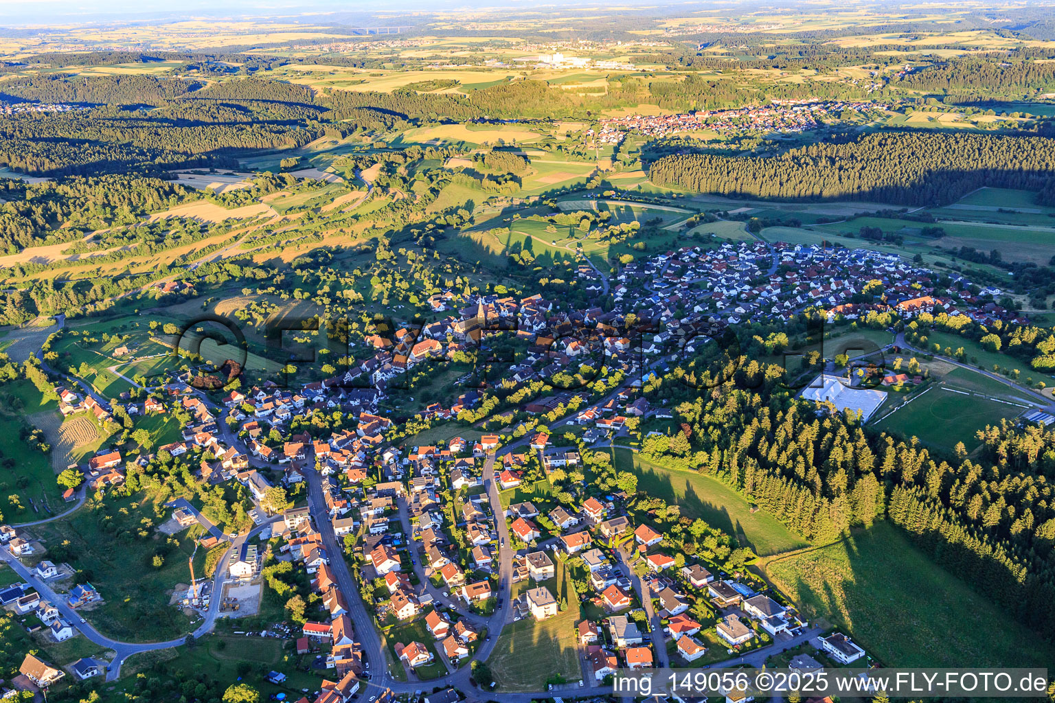 Vue aérienne de Vue du village depuis le nord-ouest à le quartier Salzstetten in Waldachtal dans le département Bade-Wurtemberg, Allemagne