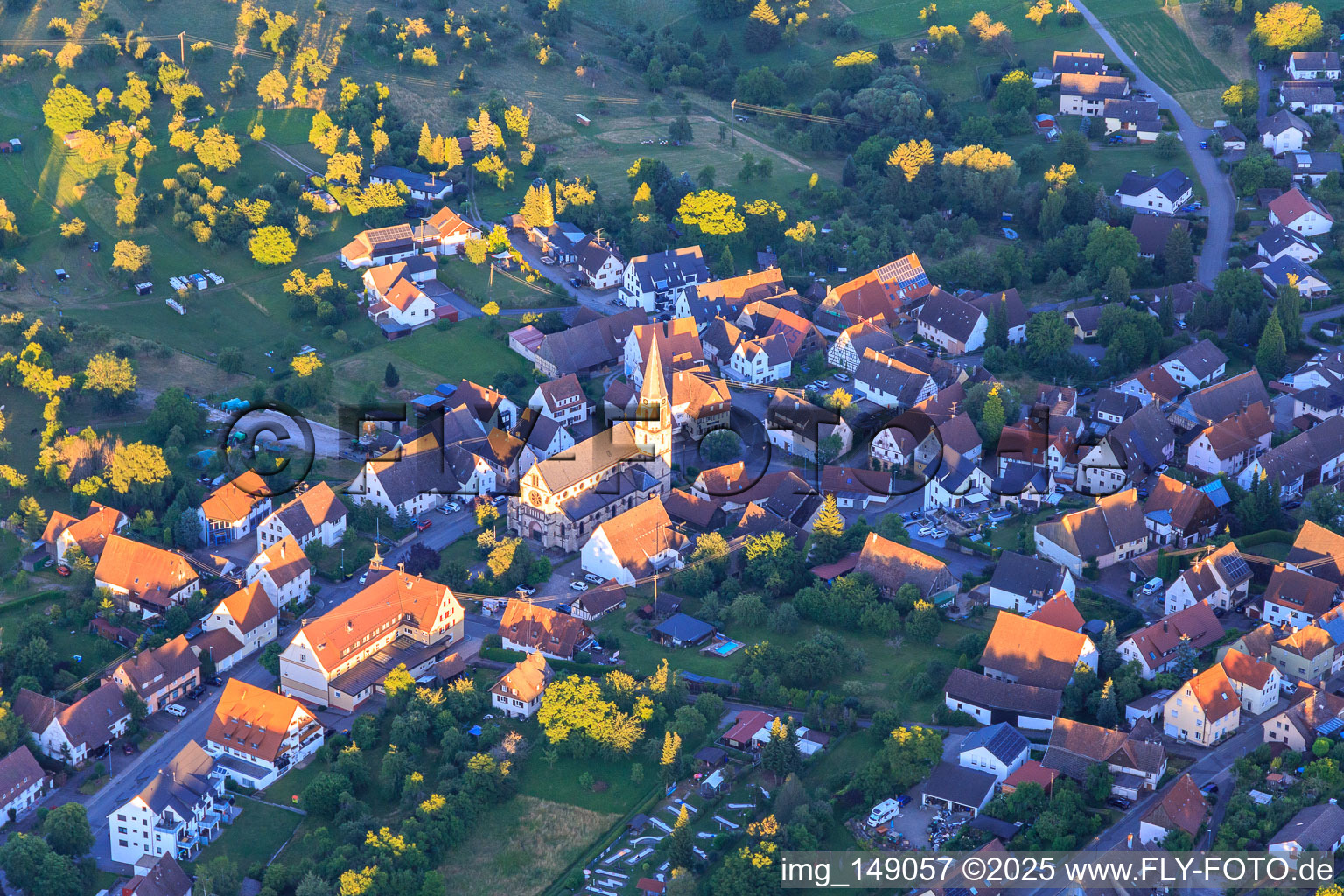 Vue aérienne de Église Sainte-Agathe au centre du village à le quartier Salzstetten in Waldachtal dans le département Bade-Wurtemberg, Allemagne
